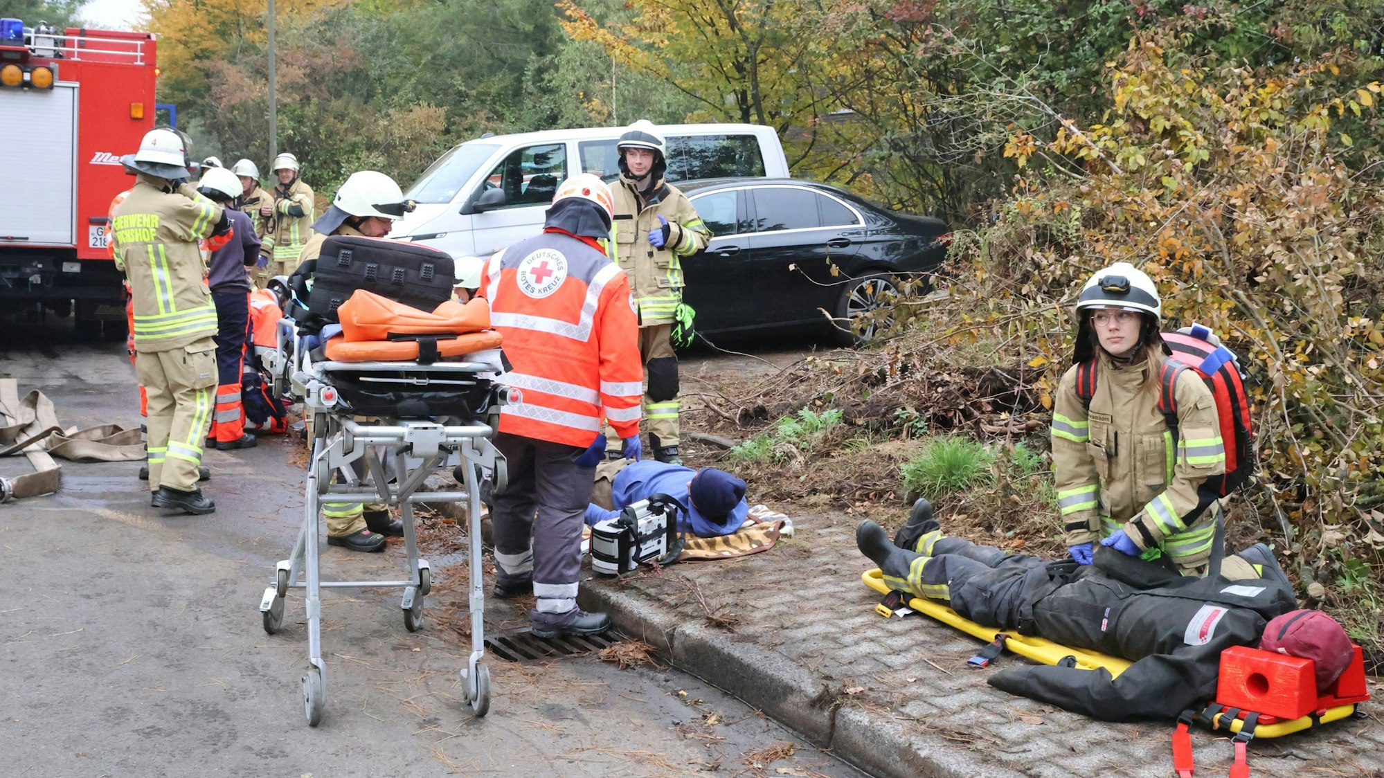 Bei der Großübung „Romerijke Berge“ in der Reichshofer Gemarkung Mohrenbach bergen Oberbergs Feuerwehr und das DRK gemeinsam fiktive Verletzte. Dort wird eben nicht nur der Ernstfall geprobt, sondern auch die Kooperation unter den Organisationen ausprobiert.