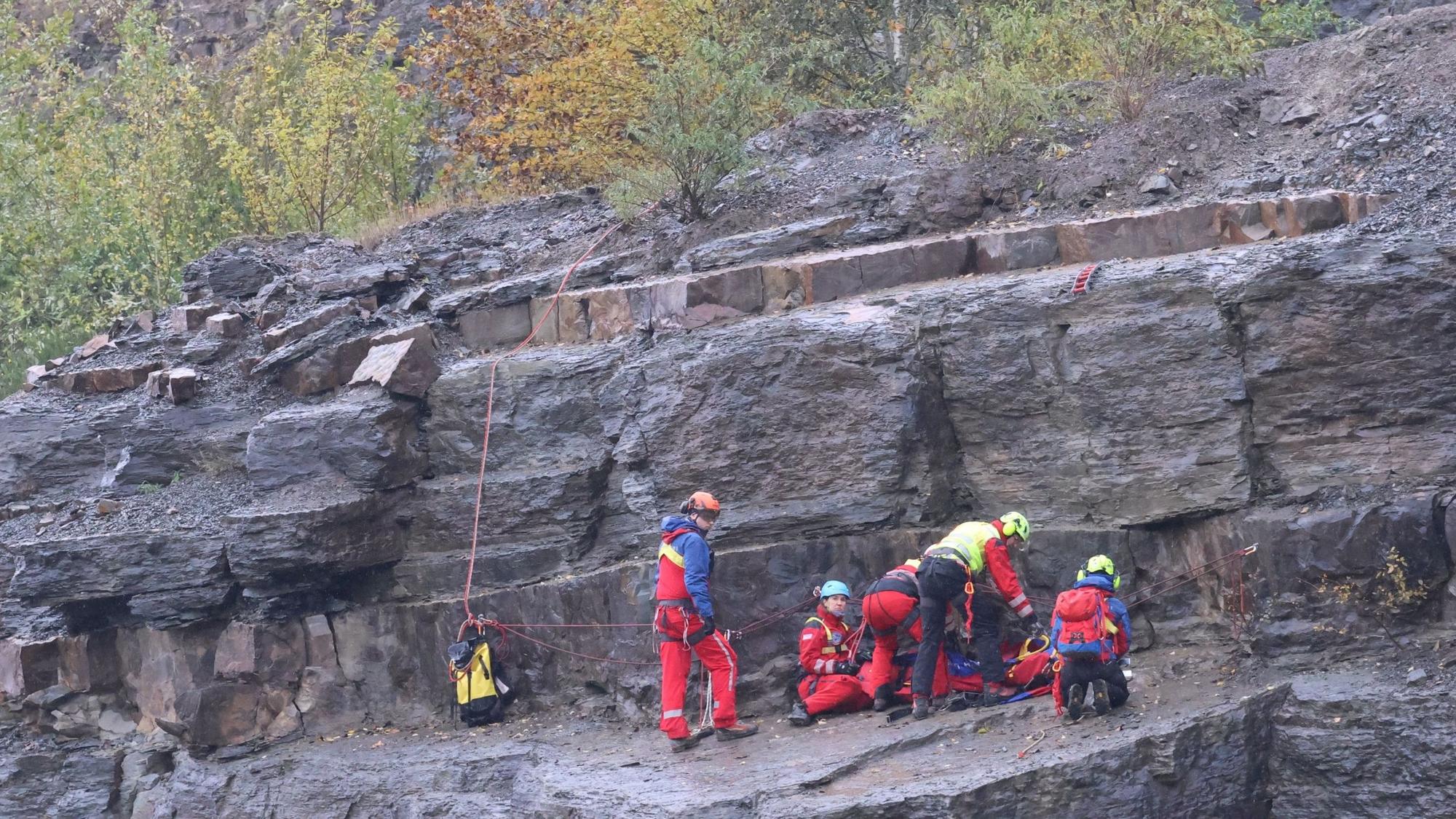 Rettungskräfte in einem Steinbruch.