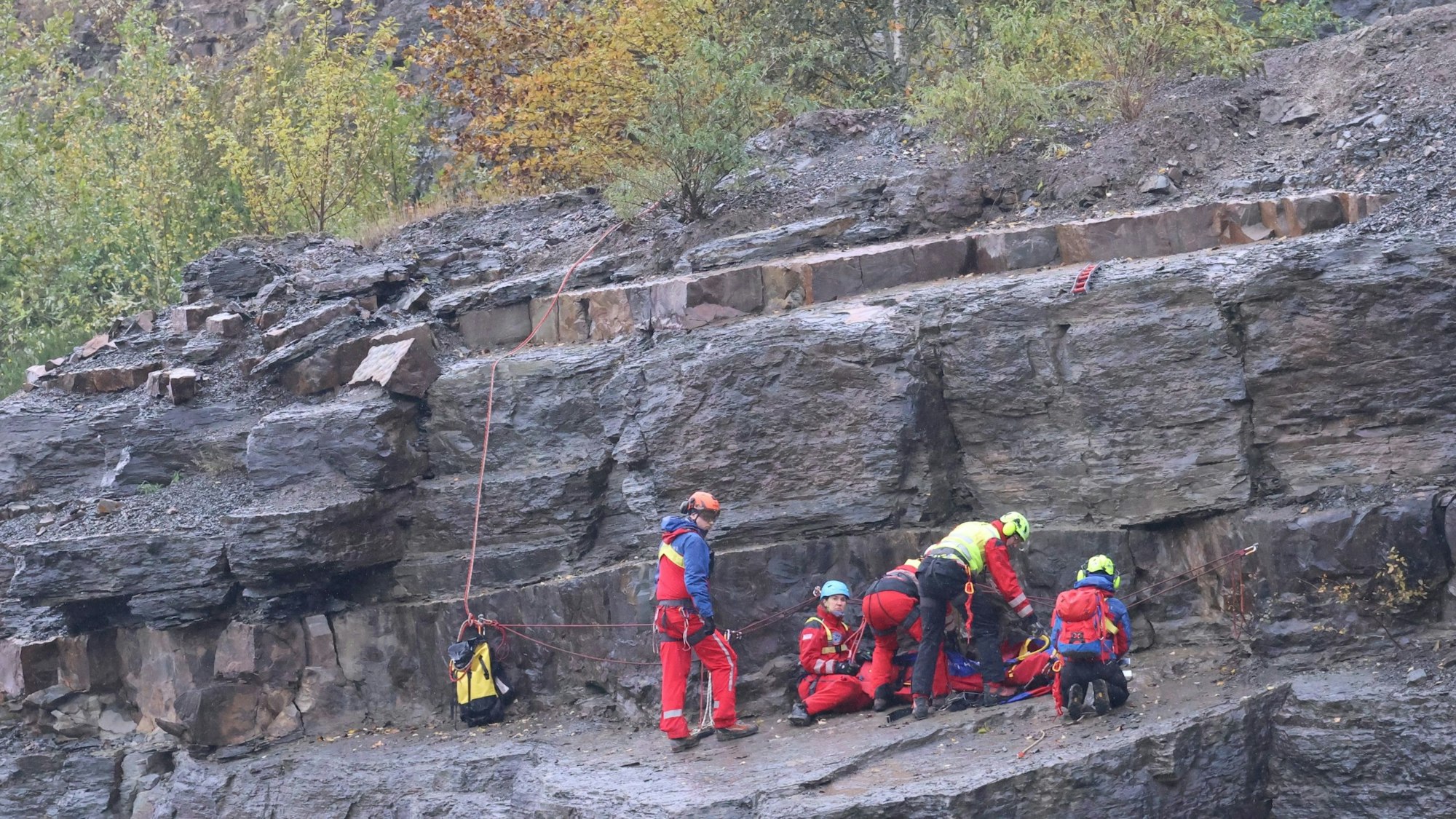 Rettungskräfte in einem Steinbruch.