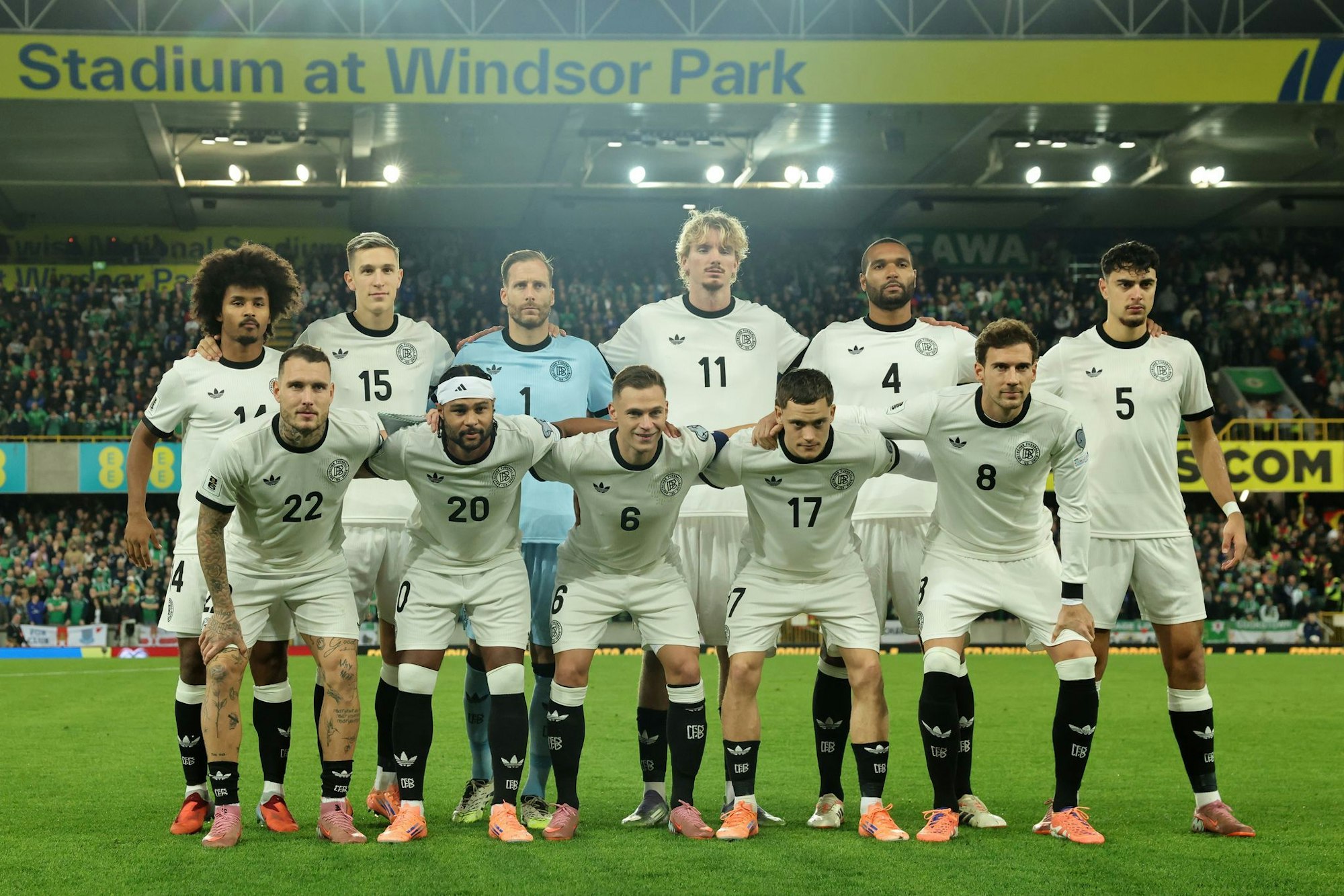 Die DFB-Elf stellt sich zum Team-Foto im Windsor Park.