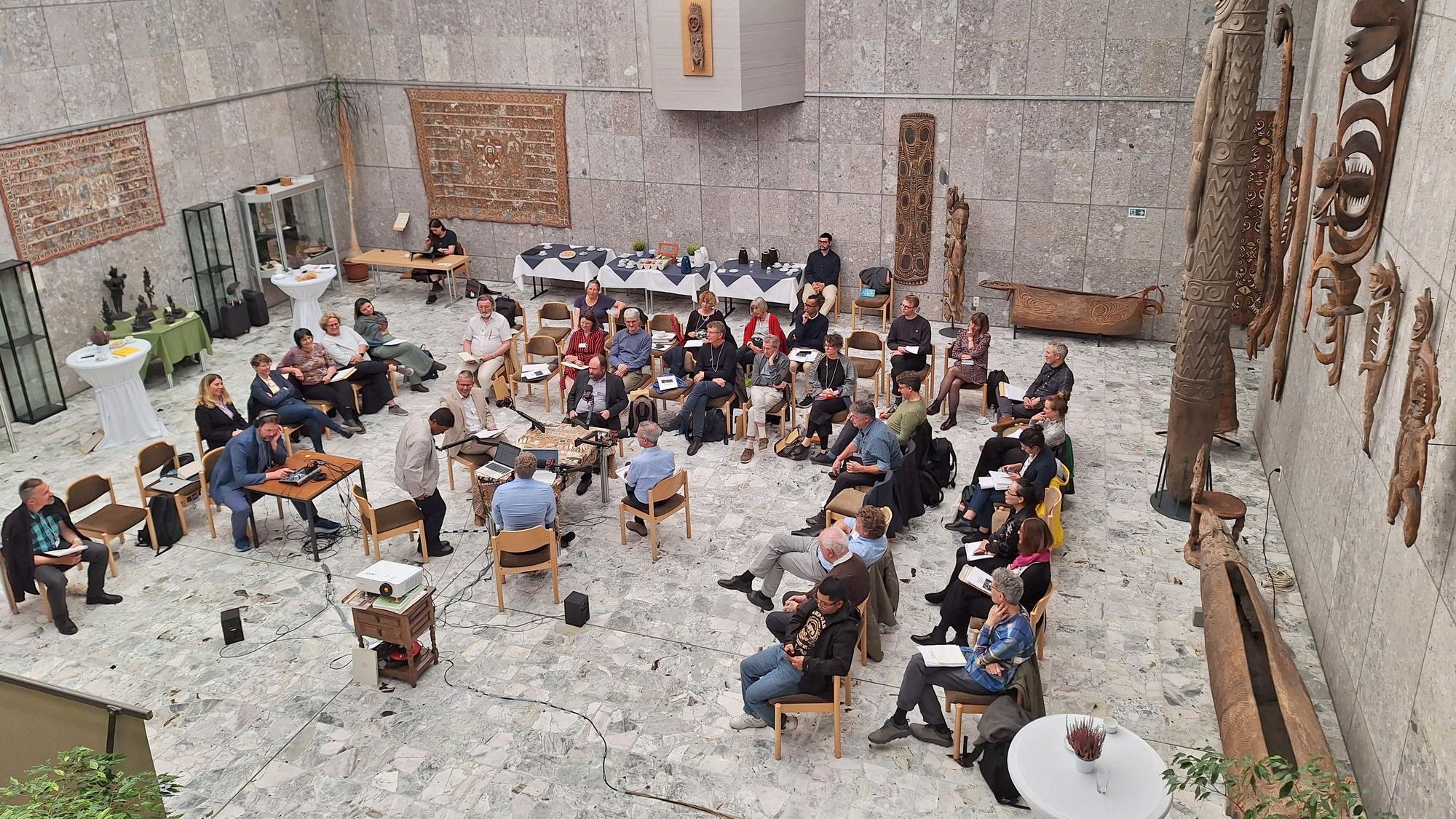 Die Räume des Museums „Haus Völker und Kulturen“ werden zurzeit nur von Wissenschaftlern genutzt. Das Bild zeigt ein Symposium im Innenhof. Im Hintergrund hängt das große Kalamkari-Wandtuch.