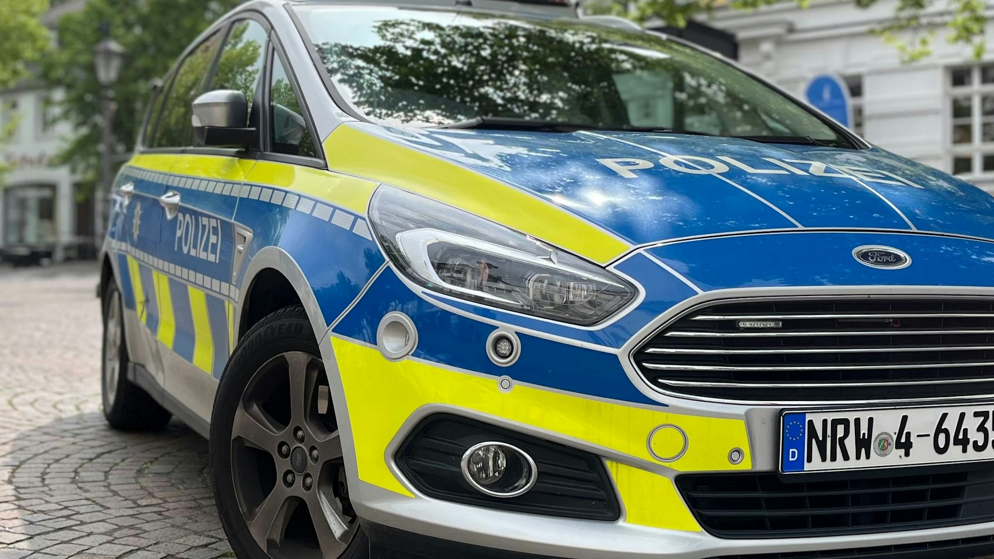 Ein Streifenwagen der Polizei auf dem Siegburger Markt