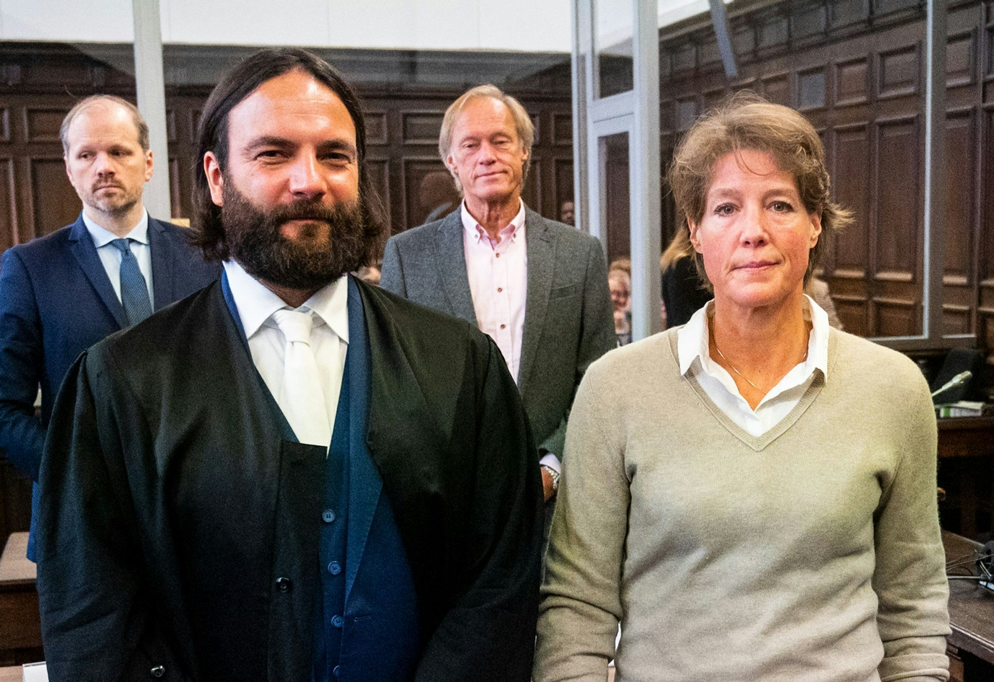 Die Angeklagte Block (rechts) steht vor Beginn des Verhandlungstags neben ihrem Anwalt im Gerichtssaal.