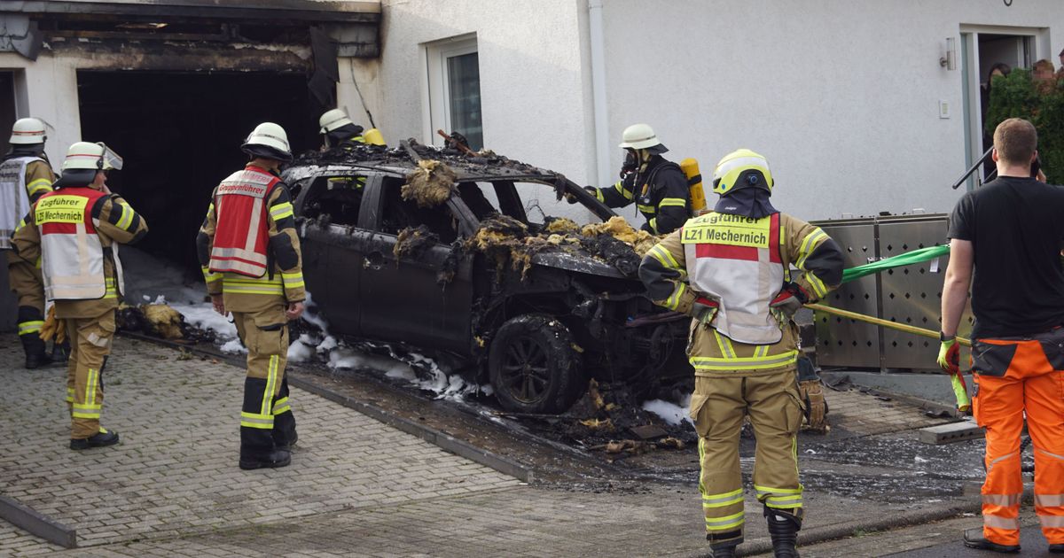 Car destroyed: 65-year-old man injured in garage fire in Mechernich