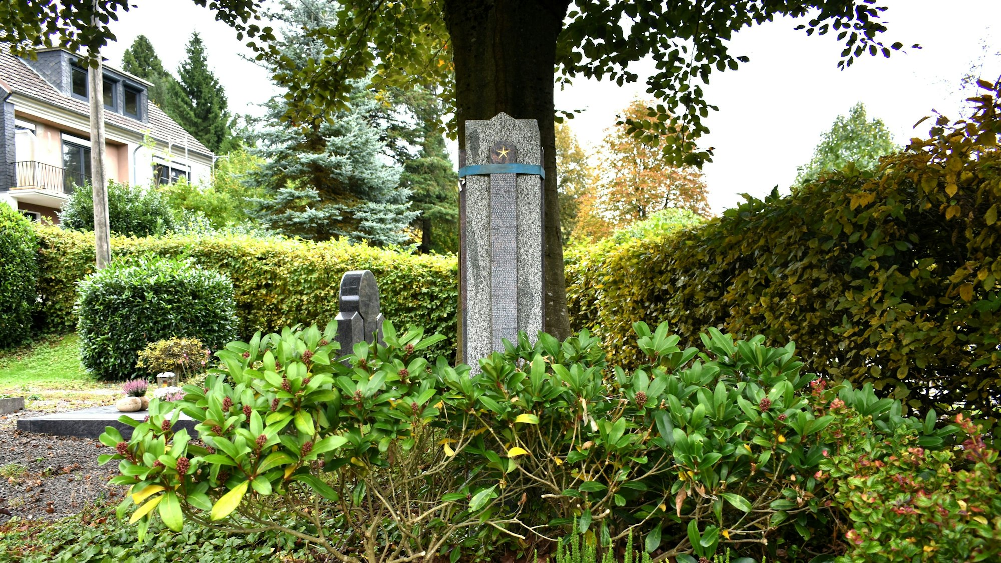 Eine Stele für Sternenkinder steht auf dem Friedhof in Wipperfürth-Niederwipper.