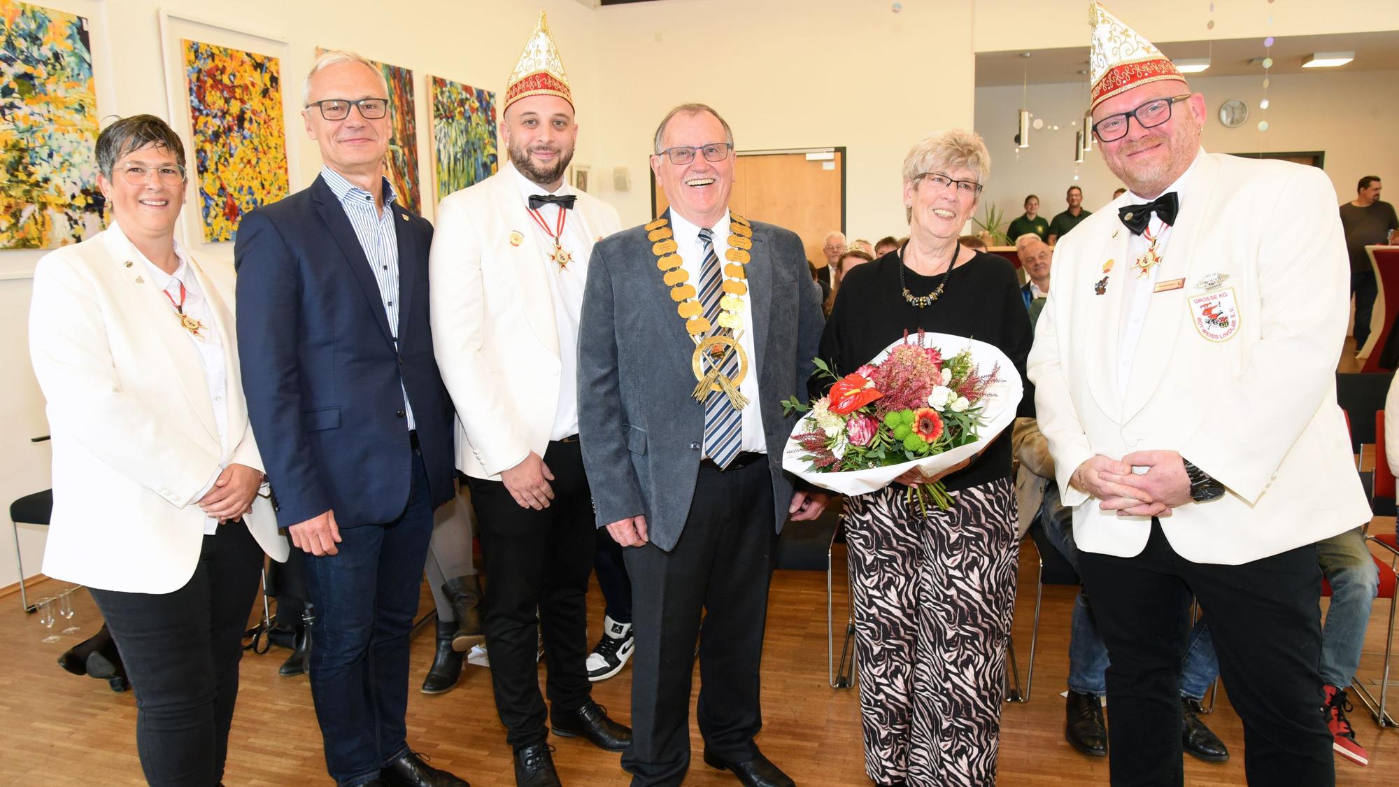 Das Foto zeigt die Verleihung des Bessemsbenger-Ordens an Herbert Schmitz.