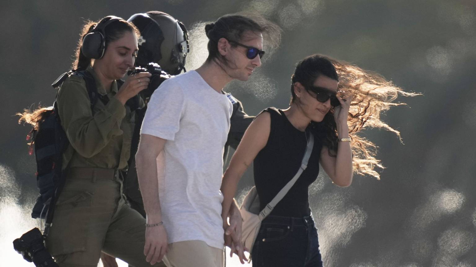 Endlich frei: Ex-Geisel Arien Cunio verlässt auf israelischem Boden einen Hubschrauber.