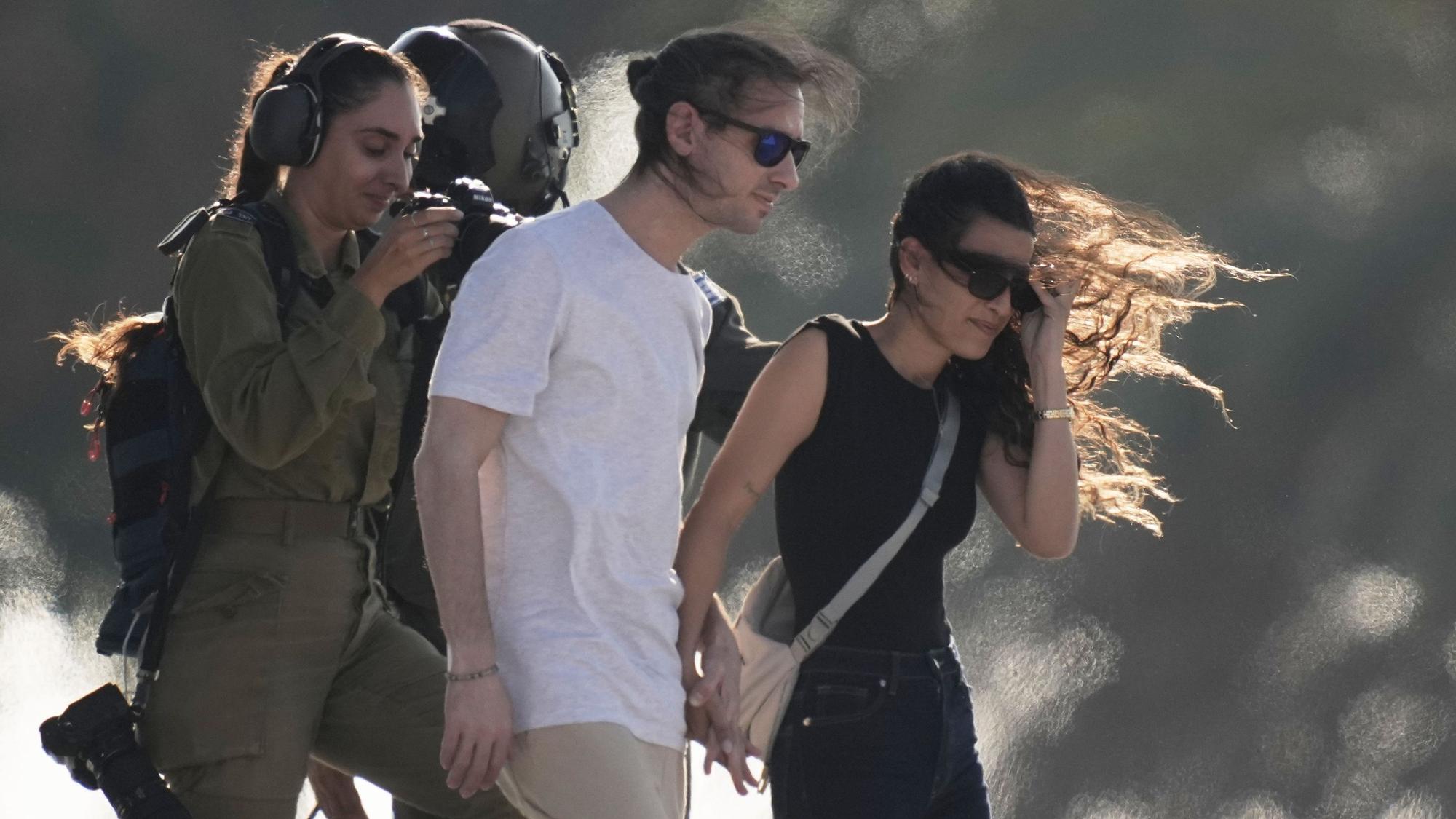 Endlich frei: Ex-Geisel Arien Cunio verlässt auf israelischem Boden einen Hubschrauber.