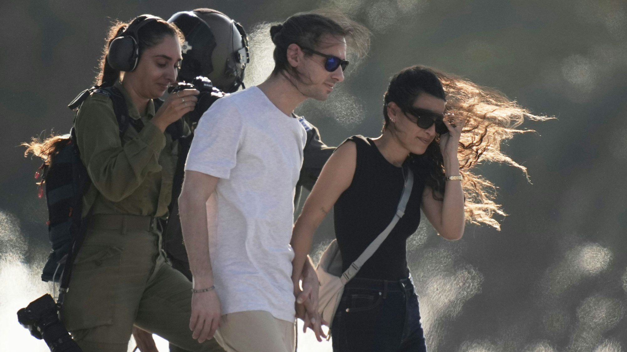 Endlich frei: Ex-Geisel Arien Cunio verlässt auf israelischem Boden einen Hubschrauber.