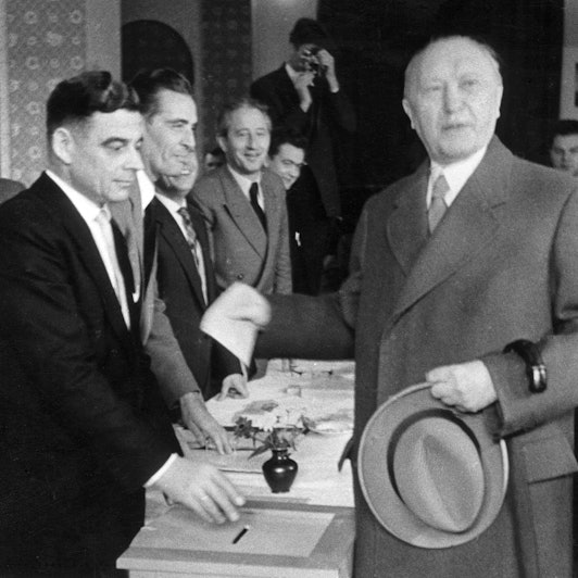 „Keine Experimente": Bundeskanzler Konrad Adenauer gibt seine Stimme zur Bundestagswahl 1957 ab.
