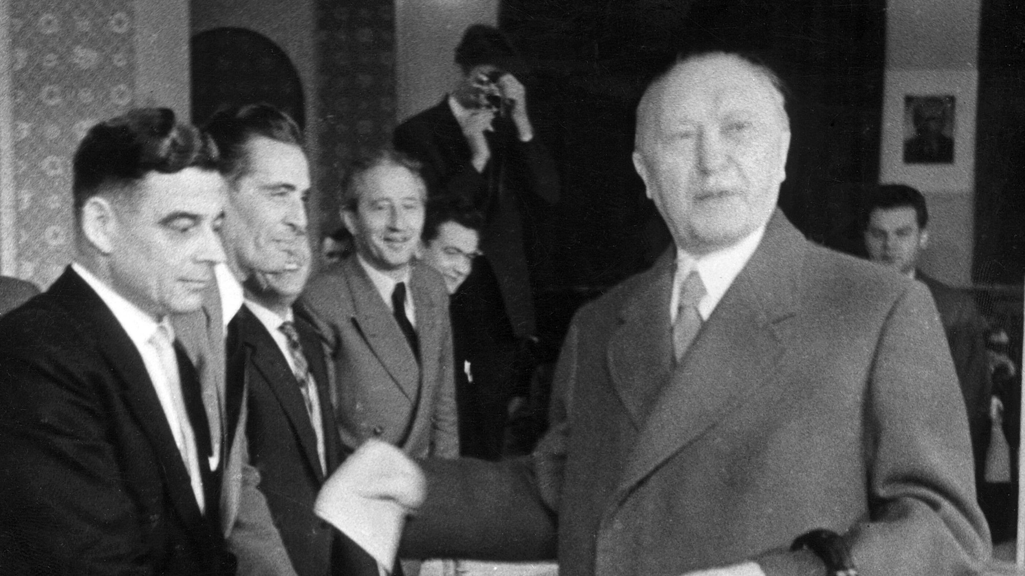 ARCHIV - Bundeskanzler Konrad Adenauer (r) gibt in Bonn seine Stimme für die Bundestagswahl 1957 ab (Archivfoto vom 15.09.1957).