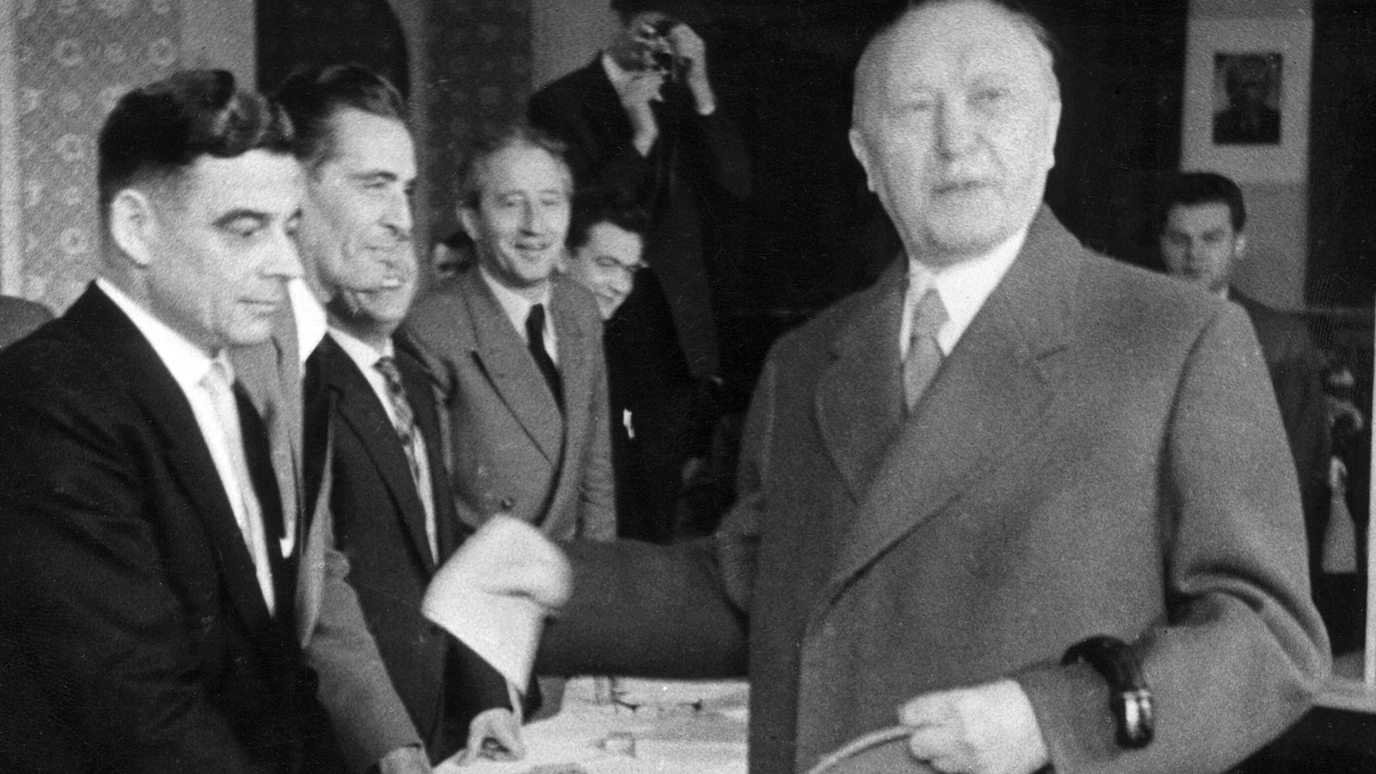 „Keine Experimente": Bundeskanzler Konrad Adenauer gibt seine Stimme zur Bundestagswahl 1957 ab.