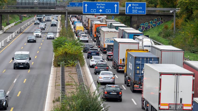 Stau auf der Autobahn 4 am Kreuz Heumar. (Archivfoto)