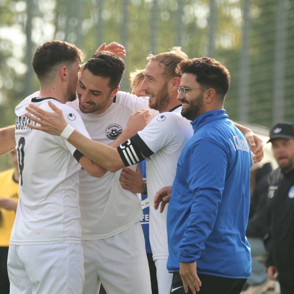 Das Bild zeigt einen Teil der Bessenicher Mannschaft beim Jubeln.