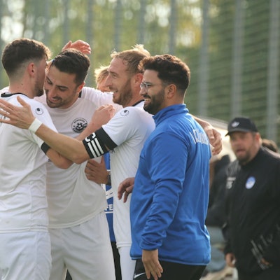 Das Bild zeigt einen Teil der Bessenicher Mannschaft beim Jubeln.