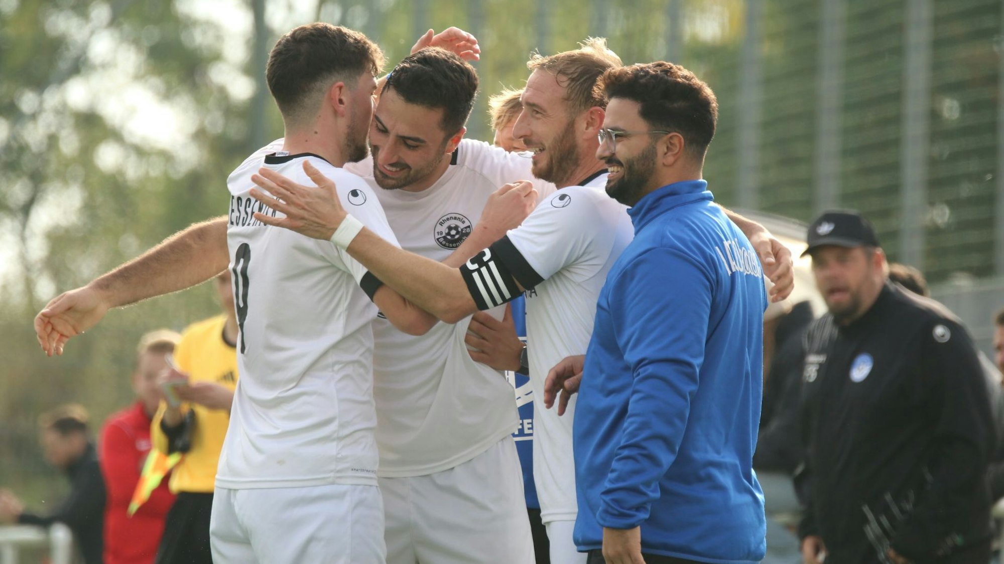 Das Bild zeigt einen Teil der Bessenicher Mannschaft beim Jubeln.