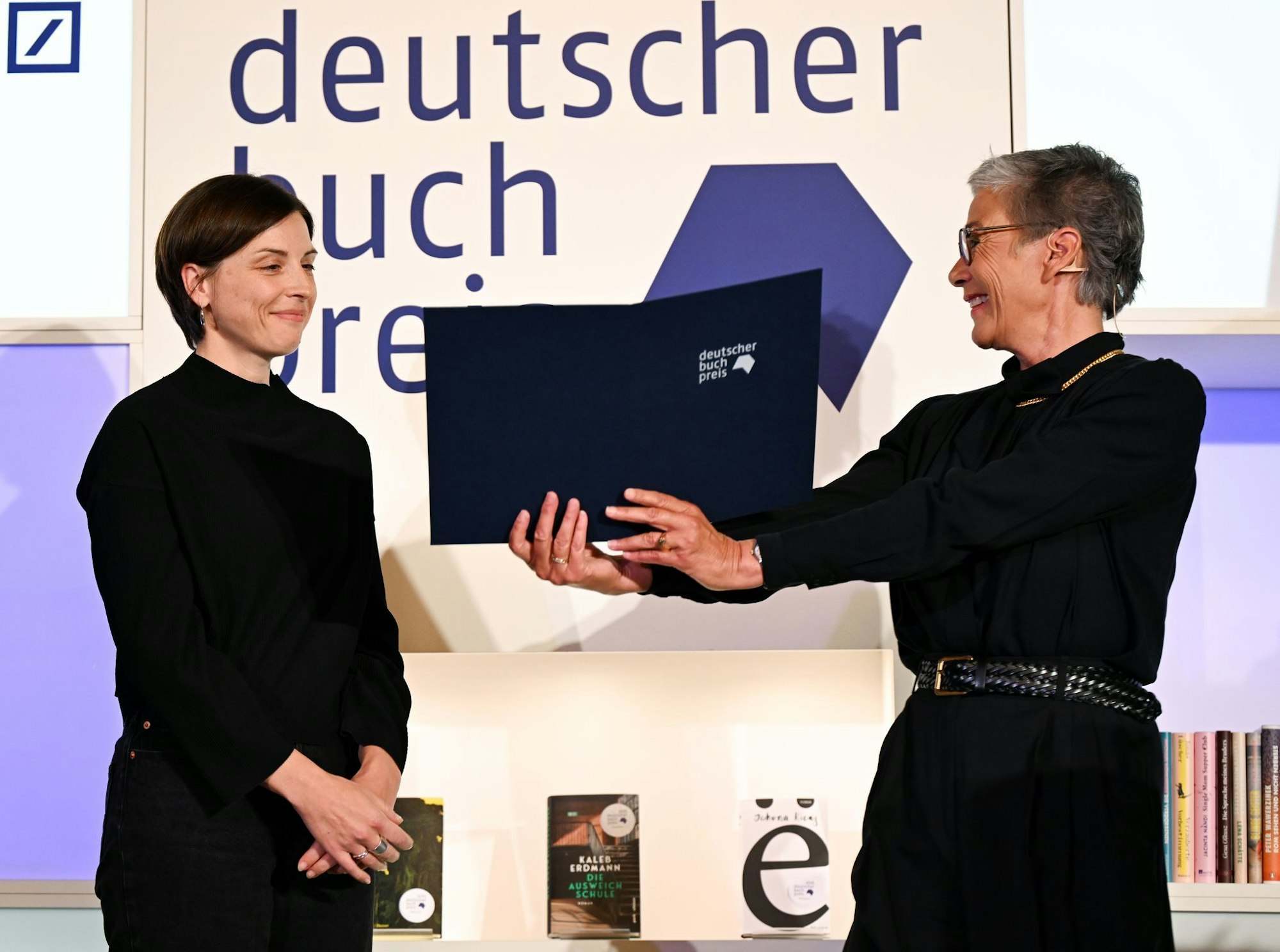 Elmiger erhält den Preis an ihrem 40. Geburtstag