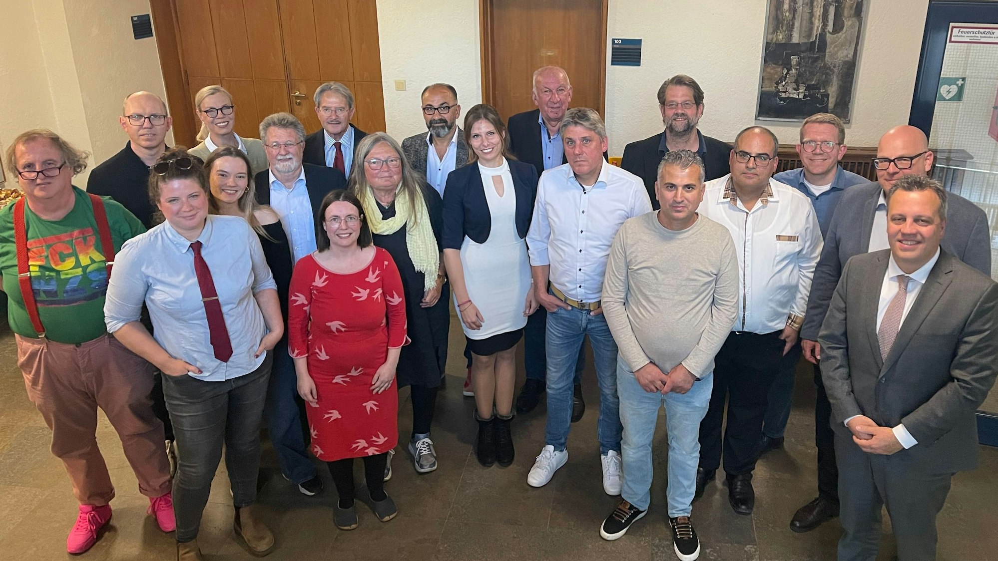 Knapp 20 Frauen und Männer haben sich zu einem Gruppenbild aufgestellt.