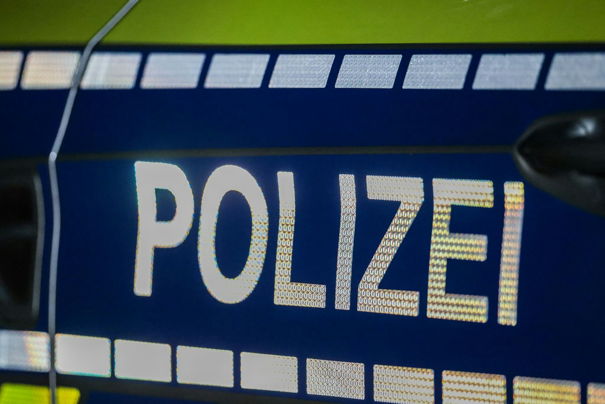 Bei dem Unfall in Düsseldorf wurden sechs Autos beschädigt. (Symbolbild)