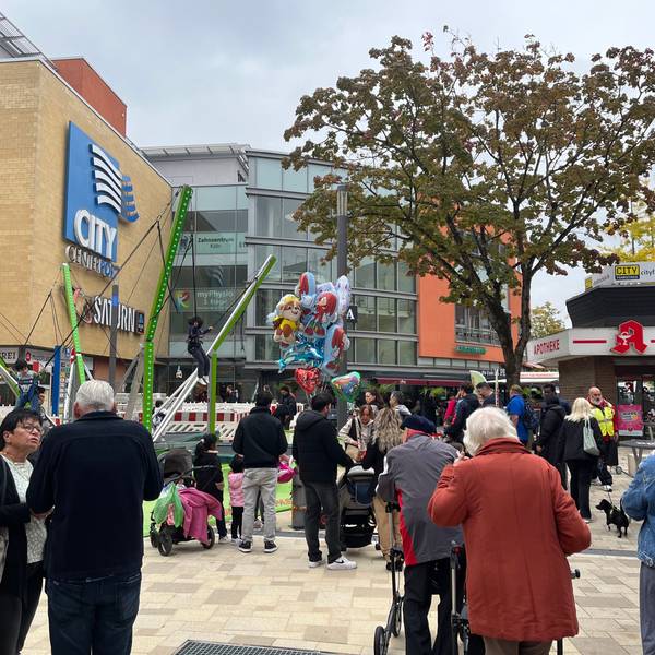 Heitere Markt-Atmosphäre herrschte in der neuen Porzer Fußgängerzone beim ersten Herbstfest.