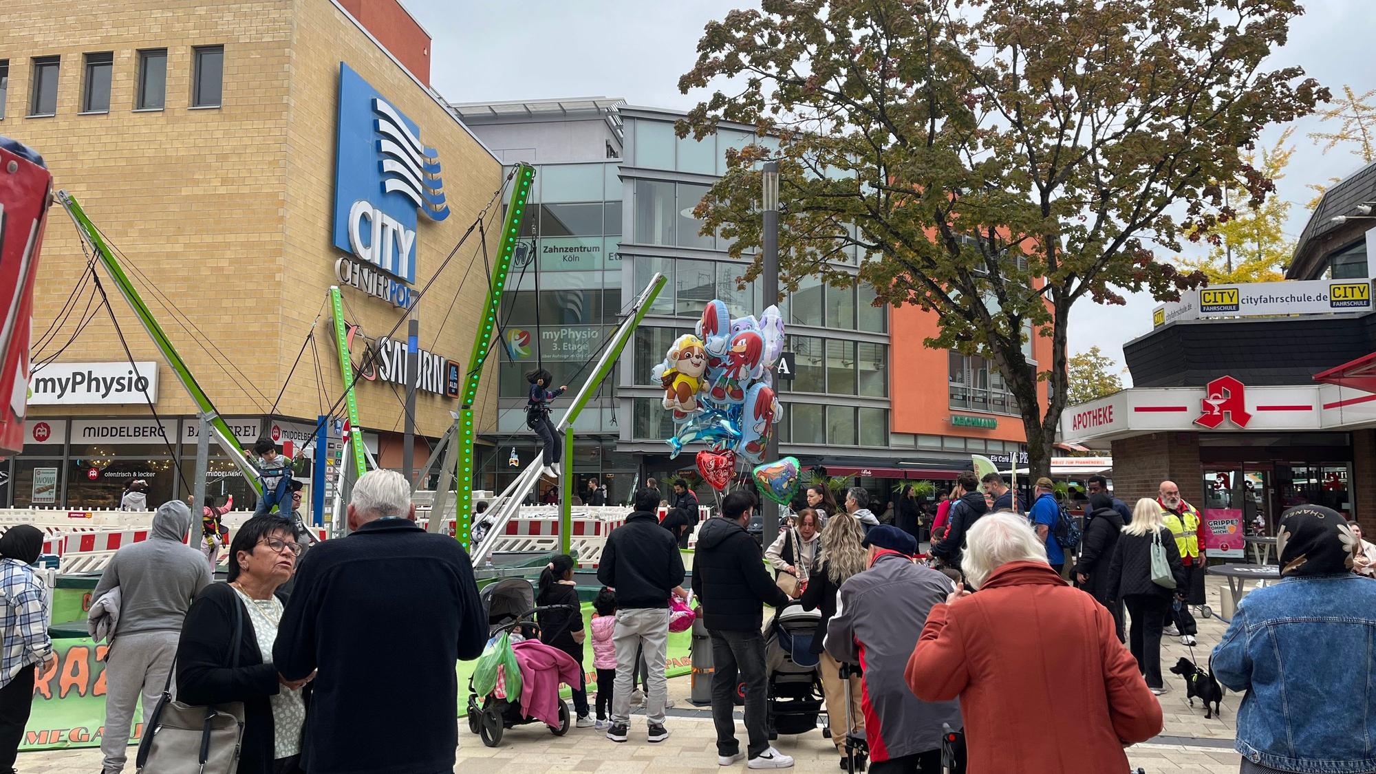 Heitere Markt-Atmosphäre herrschte in der neuen Porzer Fußgängerzone beim ersten Herbstfest.
