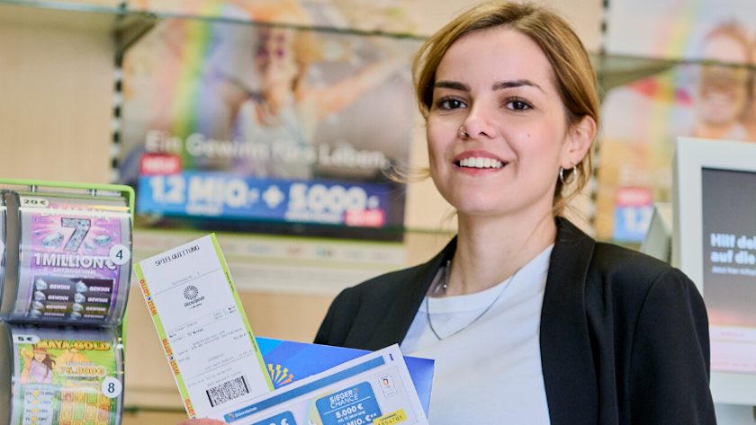 Die GlücksSpirale hat ihren Gewinnplan im Juni 2025 geändert und zahlt für die höchste Gewinnklasse nun Kombigewinne aus: Der Spitzengewinn teilt sich in eine Sofortzahlung von 1,2 Millionen Euro und zusätzlich 5.000 Euro, die 20 Jahre lang monatlich überwiesen werden.