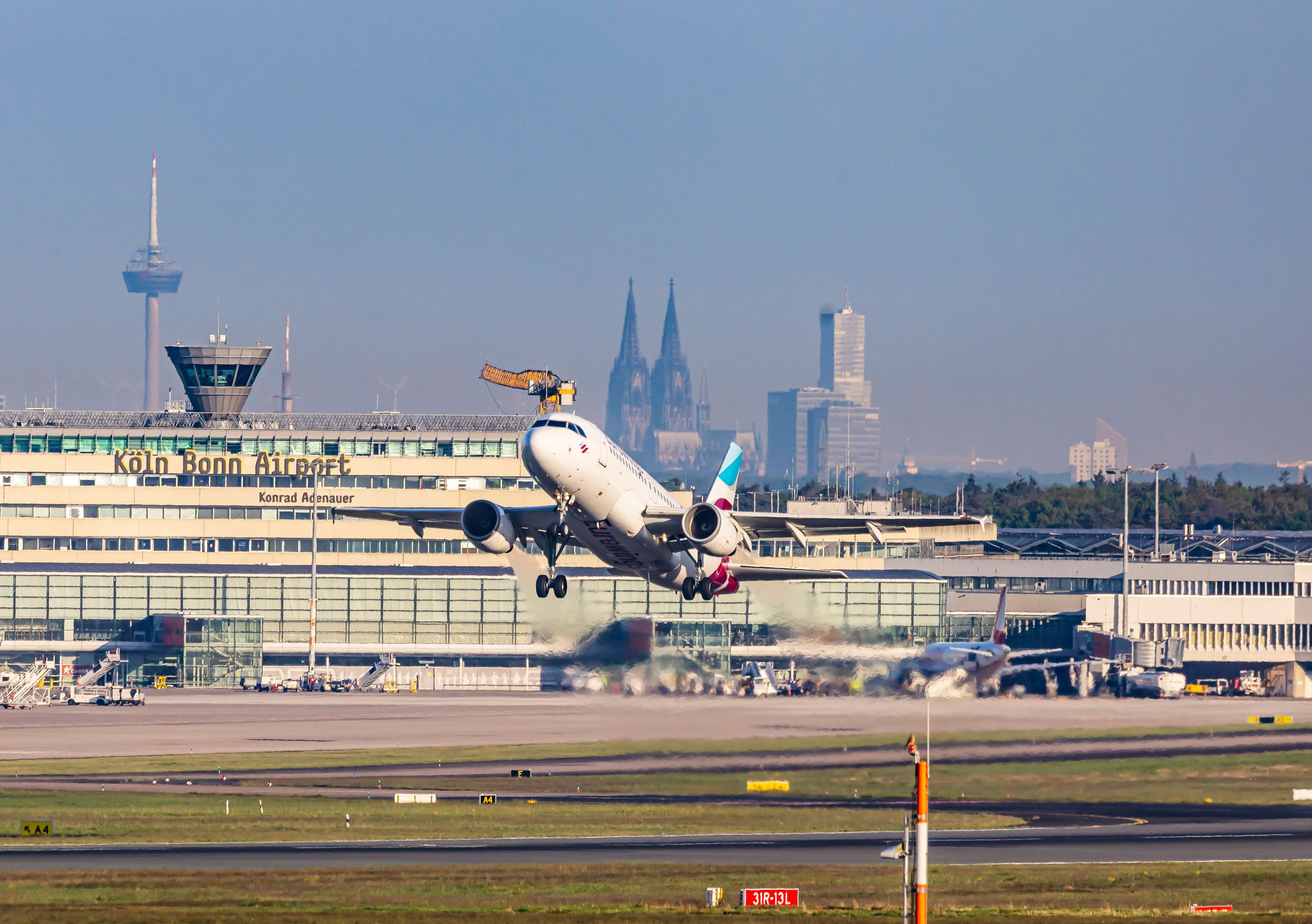 Flughafen Köln Bonn Airport. Flugzeug beim Start.