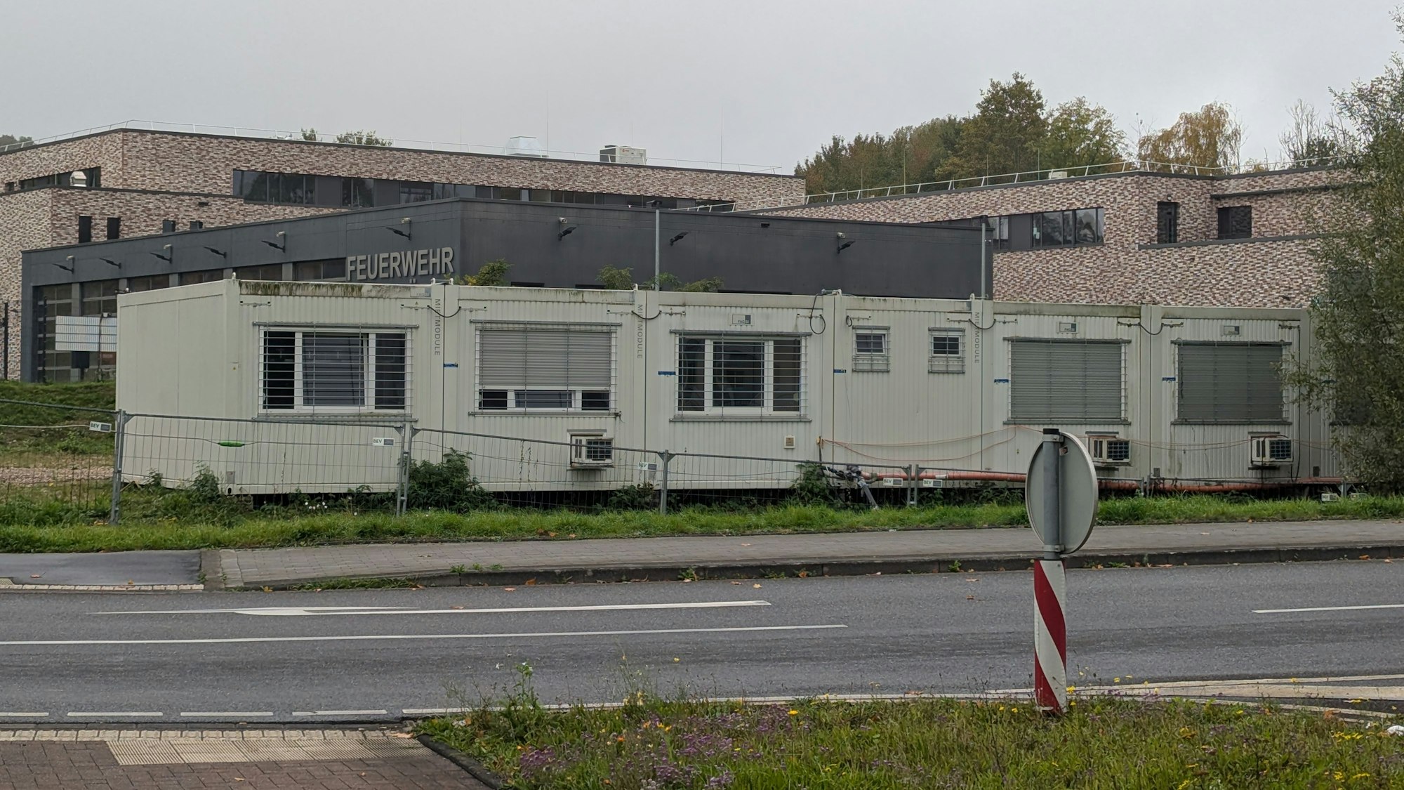 Das Foto zeigt die Baucontainer am Hürther Bogen vor der Feuer- und Rettungswache.