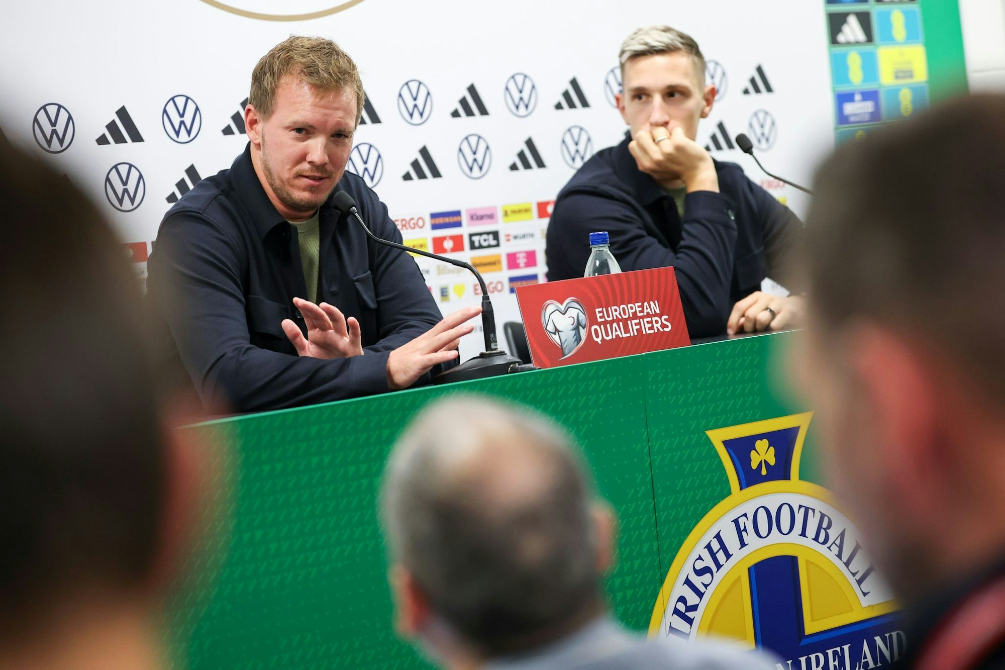 Bundestrainer Julian Nagelsmann (l) und Verteidiger Nico Schlotterbeck bei der Pressekonferenz vor dem Nordirland-Spiel.