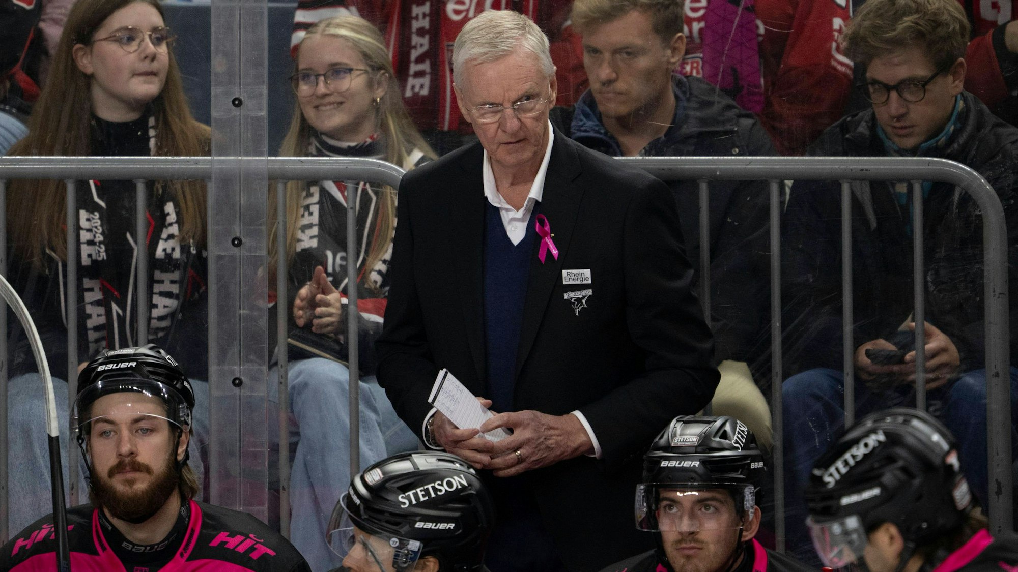 Trainer Kari Jalonen steht am Sonntag beim Heimspiel der Kölner Haie gegen die Iserlohn Roosters hinter der Bande.
