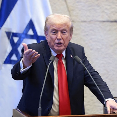 Das Bild zeigt US-Präsident Donald Trump bei seiner Rede vor der Knesset. Foto: Evelyn Hockstein/AFP