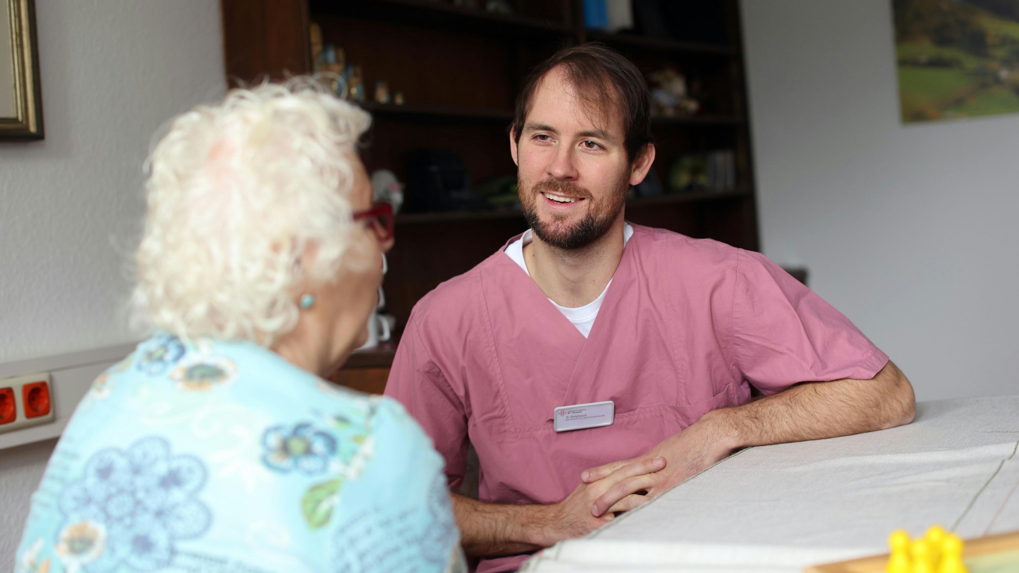 Um die Privatsphäre der Delir-Betroffenen in seiner Betreuung zu schützen, hat Dennis Shepherd ein Gespräch mit einer Kollegin aus dem Team nachgestellt.