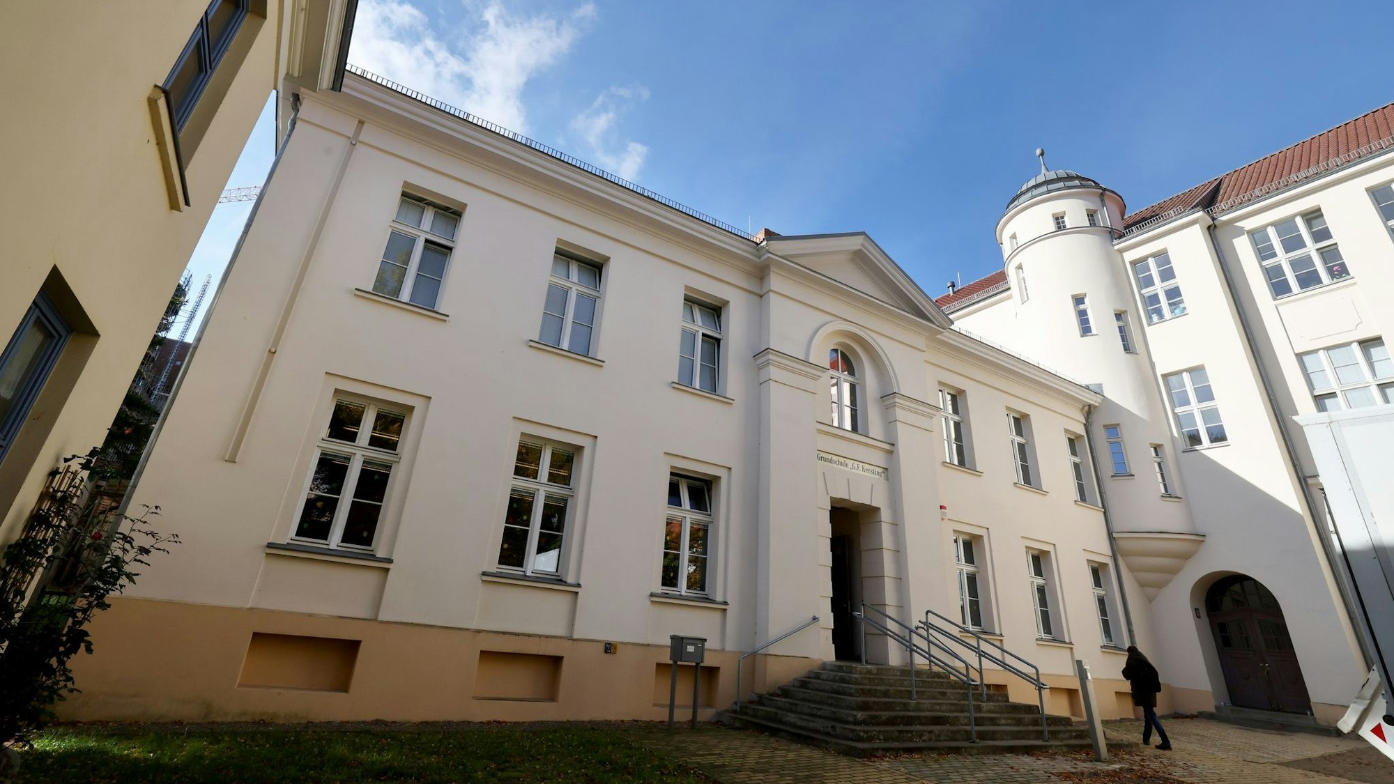 An die Schule des vermissten Fabian kamen am Montag auch Ermittler.