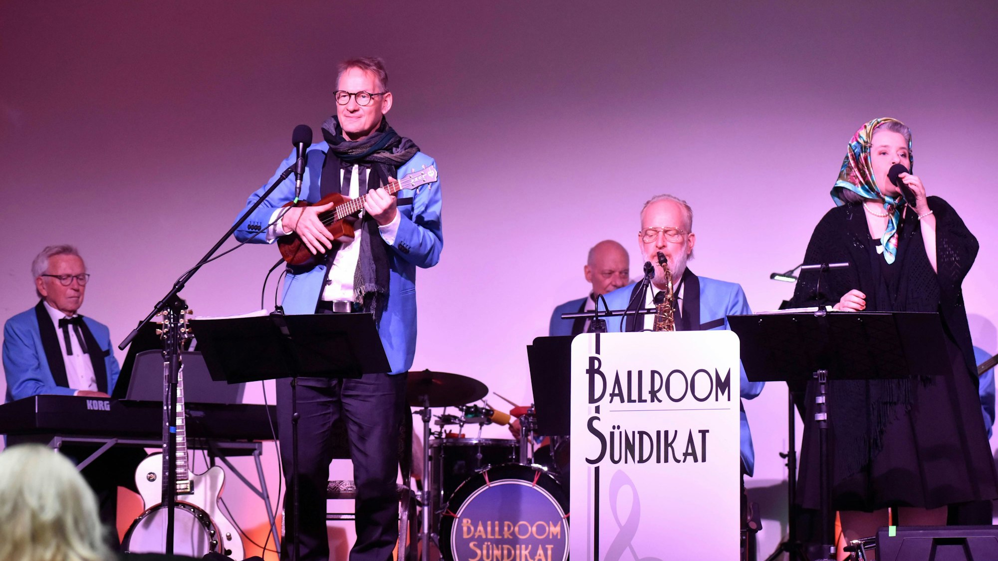 Das Foto zeigt das Ensemble auf der Bühne.