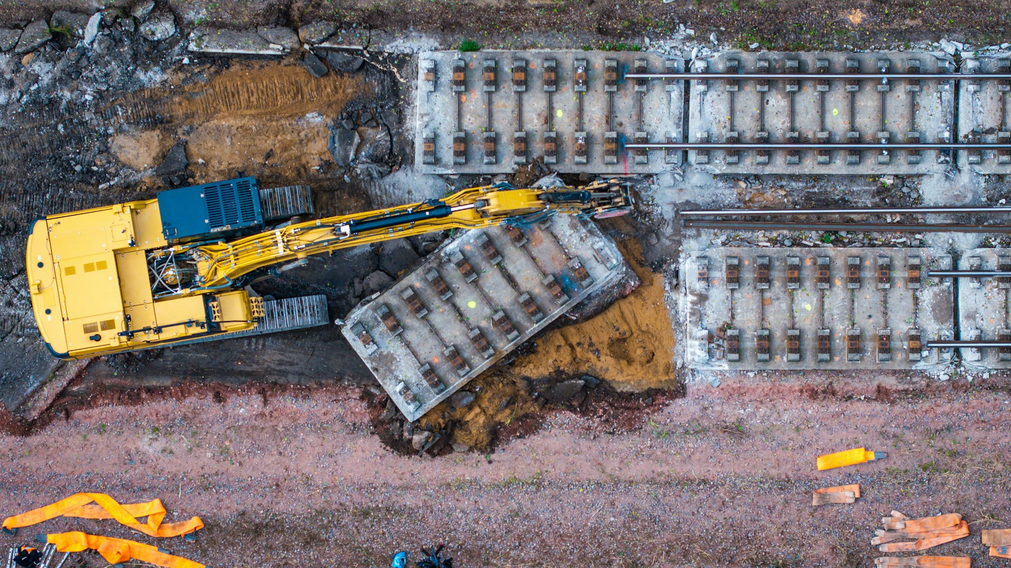 Mit schwerer Technik wird auf einem Teilstück der Bahnstrecke Hamburg-Berlin die vor Jahrzehnten eingebaute feste Fahrbahn aus Beton abgebaut.