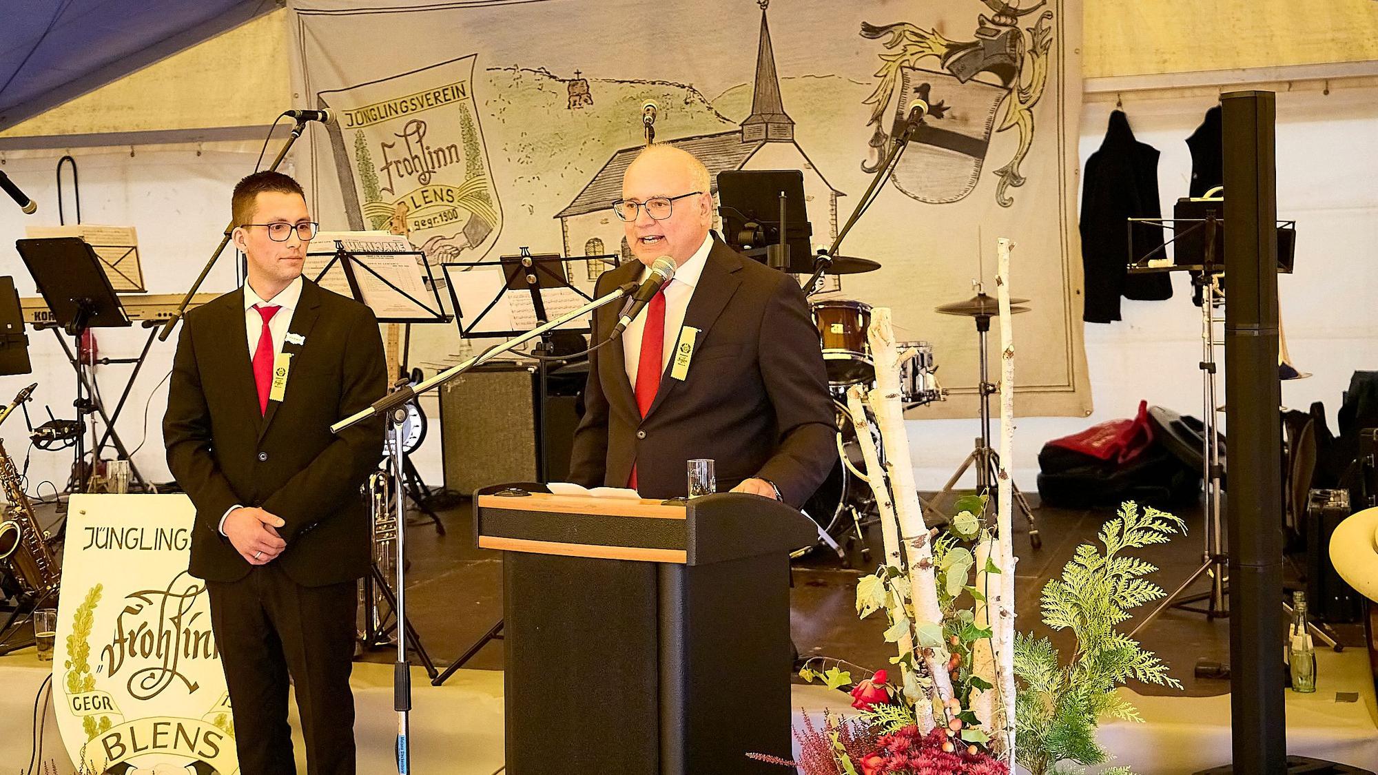 Bürgermeister Jochen Weiler ist auch Mitglied des Jünglingsvereins. Er sprach bei der Feierstunde zum Jubiläum hinter einem Rednerpult, links neben ihm stand Roman Adams, der Vorsitzende.