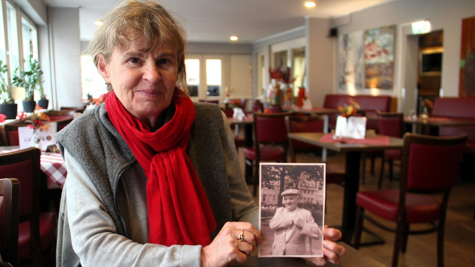 Ulla Stuckmann zeigt eine Fotografie ihres Großvaters Richard Feldmann, an den mit einem Stolperstein erinnert werden soll.