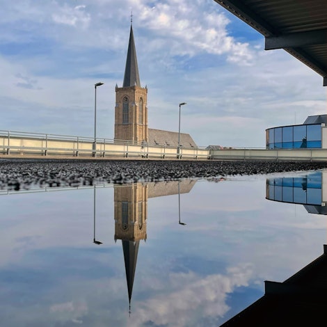 Das Bild zeigt die Herz-Jesu-Kirche in Euskirchen.