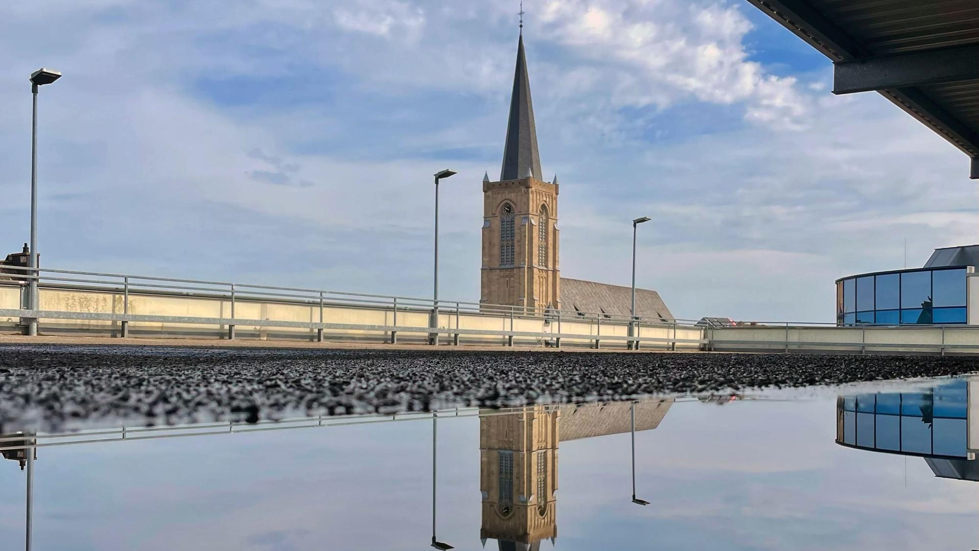 Das Bild zeigt die Herz-Jesu-Kirche in Euskirchen.