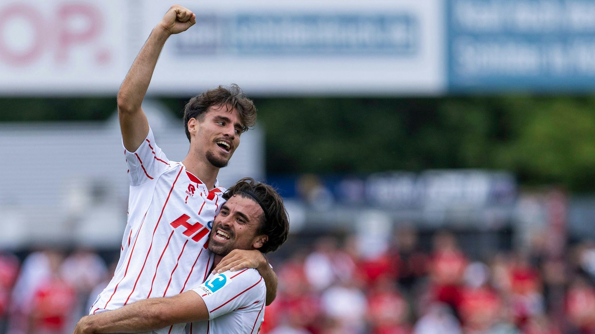 Regionalliga West: Fortuna Köln - Rot-Weiß Oberhausen, 16.08.2025 Vleron Statovci Fortuna Köln, 4 jubelt mit David Haider Al-Azzawe Fortuna Köln, 15 nach seinem Tor. Regionalliga West, Fortuna Köln - Rot-Weiß Oberhausen, 4. Spieltag, am 16.08.2025, Südstadion, Köln *** Regionalliga West Fortuna Köln Rot Weiß Oberhausen, 16 08 2025 Vleron Statovci Fortuna Köln, 4 cheers with David Haider Al Azzawe Fortuna Köln, 15 after his goal Regionalliga West, Fortuna Köln Rot Weiß Oberhausen, 4 Matchday, on 16 08 2025, Südstadion, Cologne Copyright: xBEAUTIFULxSPORTS/Meuselx