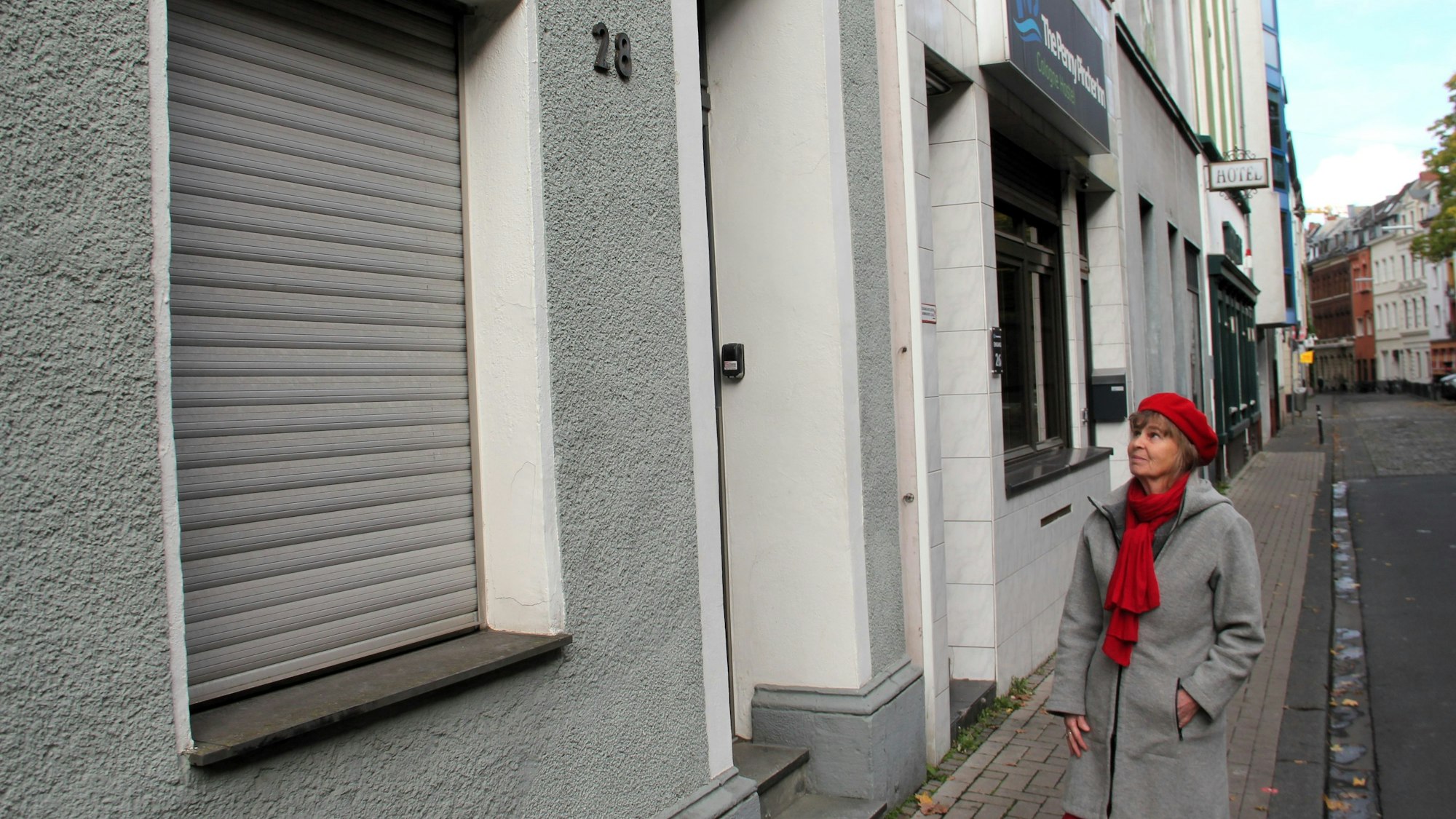 Ulla Stuckmann vor dem Haus auf der Deutzer Tempelstraße 28. Hier wird im kommenden Jahr im Angedenken an Stuckmanns Großvater Richard Feldmann ein Stolperstein verlegt.