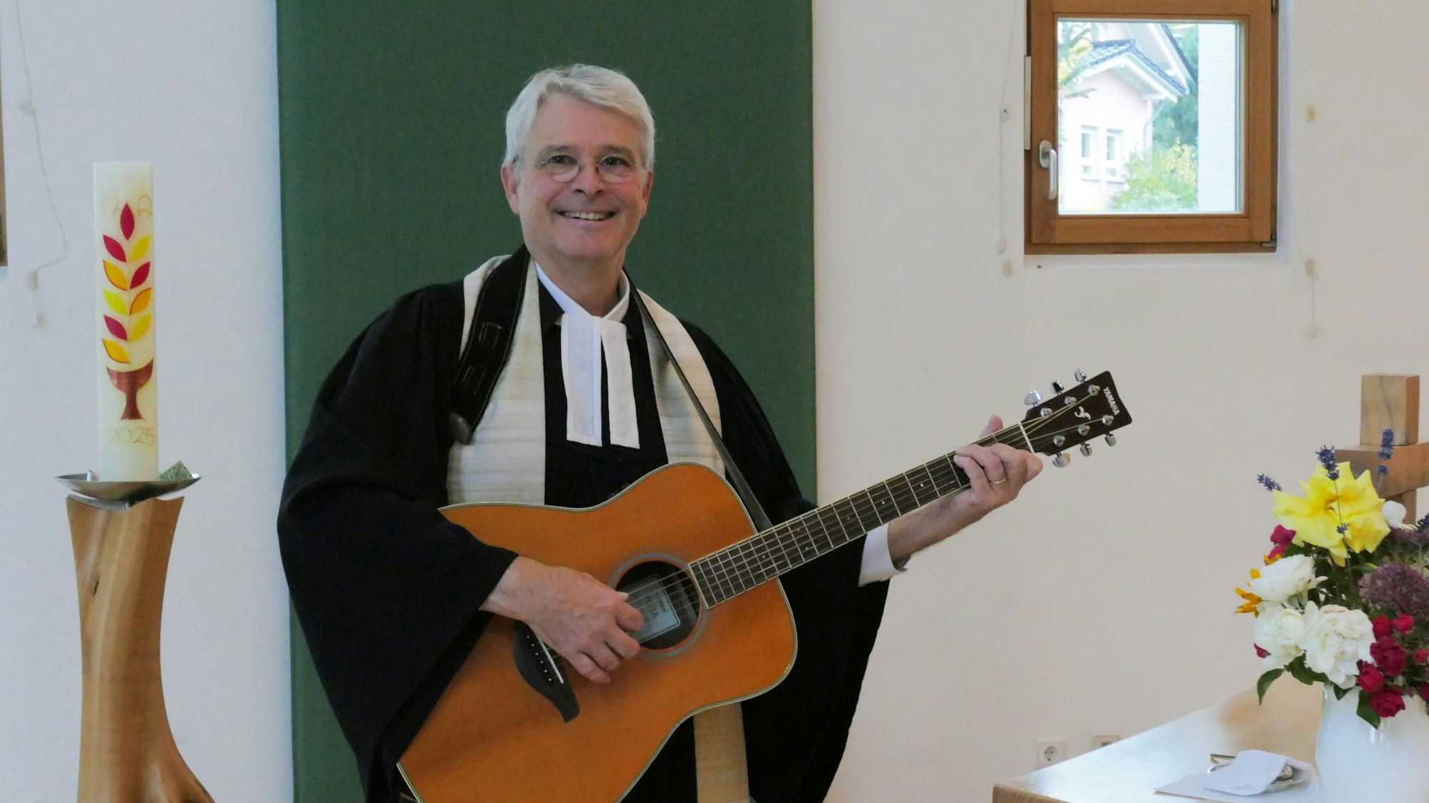 Günter Schmitz-Valadier mit Gitarre im Kirchenraum in Niderbachem.
