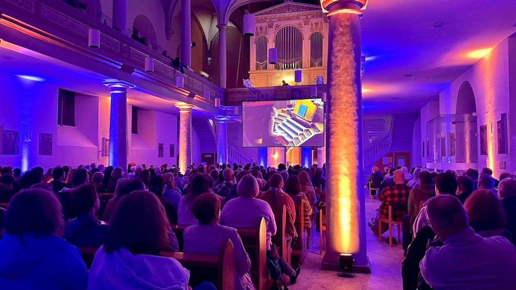 Volles Haus in der St. Johannes Kirche in Sieglar: Beim Konzert des Orgelstars Anna Lapwood blieb kein Platz leer. Sie sprach immer wieder von der Orgelempore aus zum Publikum.