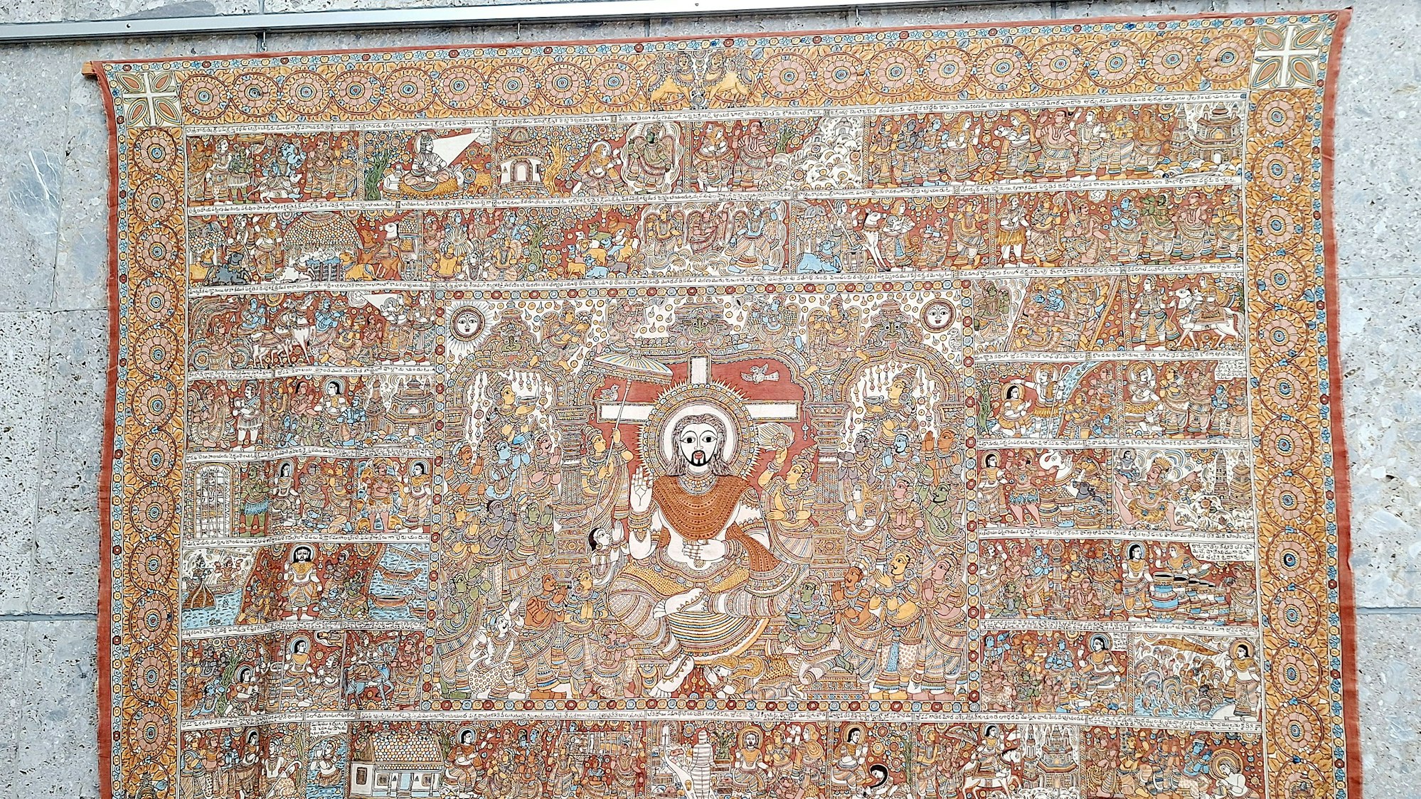 Ein Kalamakti-Wandtuch aus der Sammlung der Steyler hängt jetzt ebenfalls in der Ausstellung Rautenstrauch-Joest-Museum in Köln.