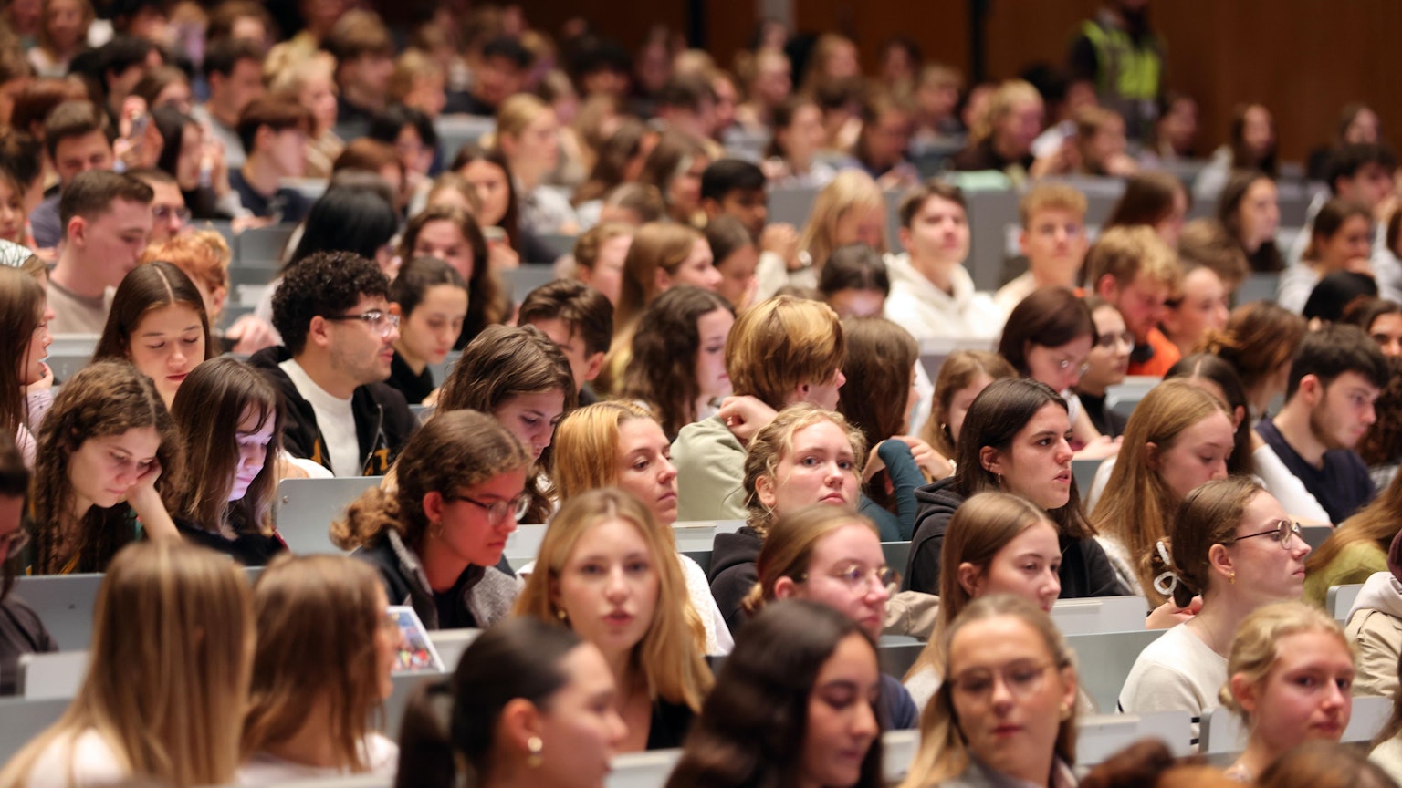 Ein neuer Lebensabschnitt beginnt: Die „Erstis“ werden in der Aula der Universität zu Köln begrüßt.