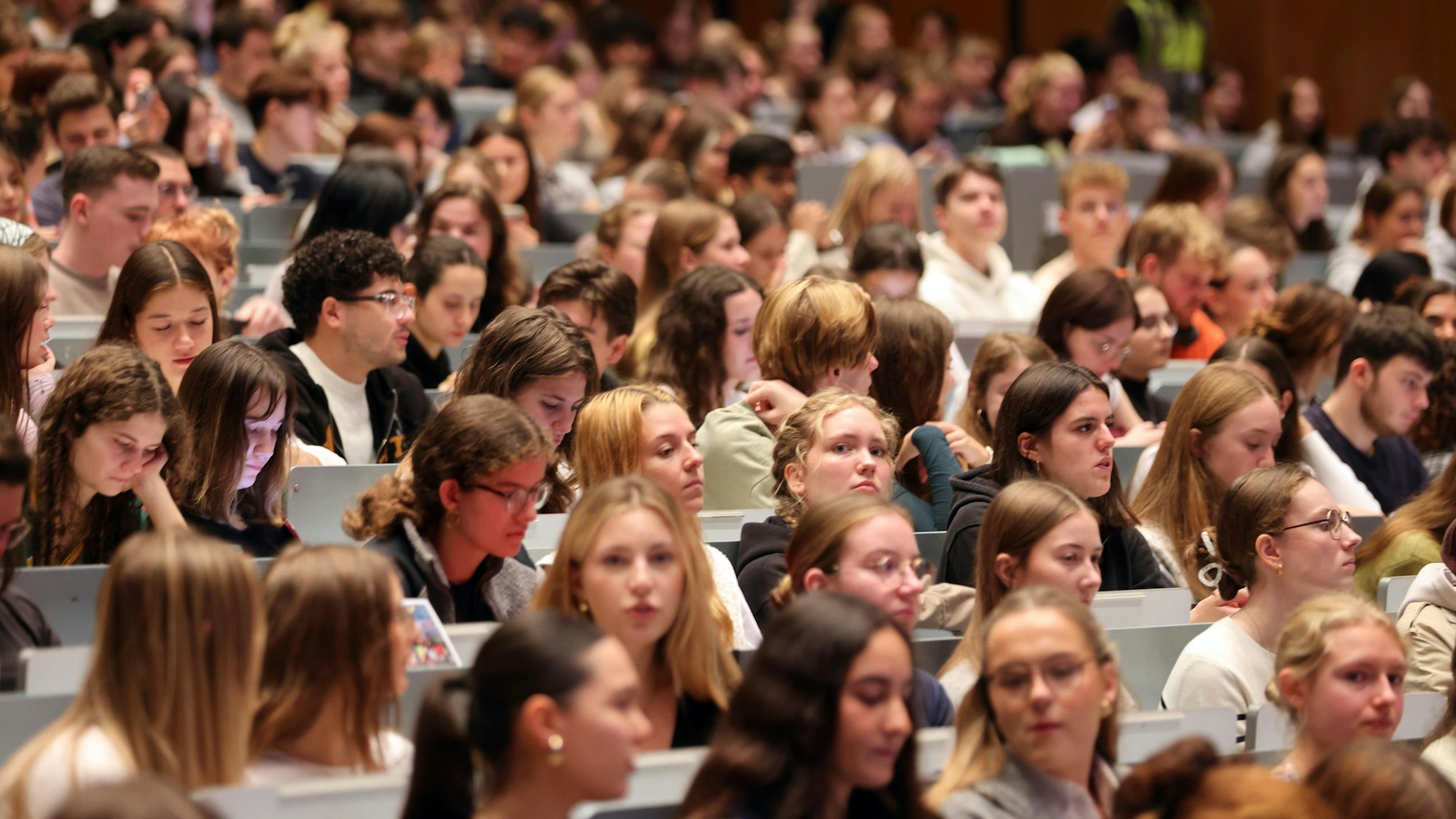 Ein neuer Lebensabschnitt beginnt: Die „Erstis“ werden in der Aula der Universität zu Köln begrüßt.