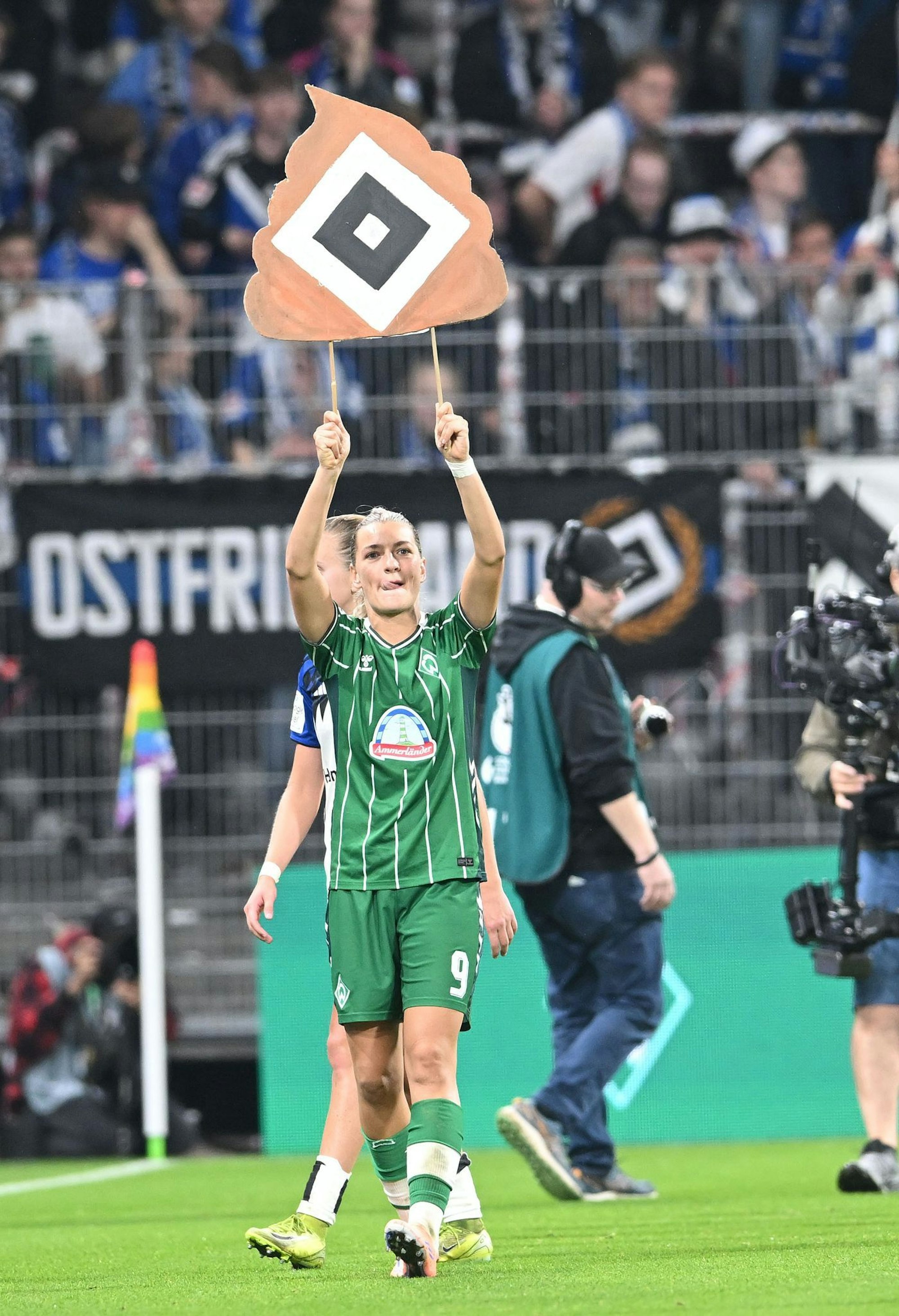 Werder-Spielerin Medina Desic hat sich öffentlich für diese Plakataktion nach dem Derby gegen den HSV entschuldigt.