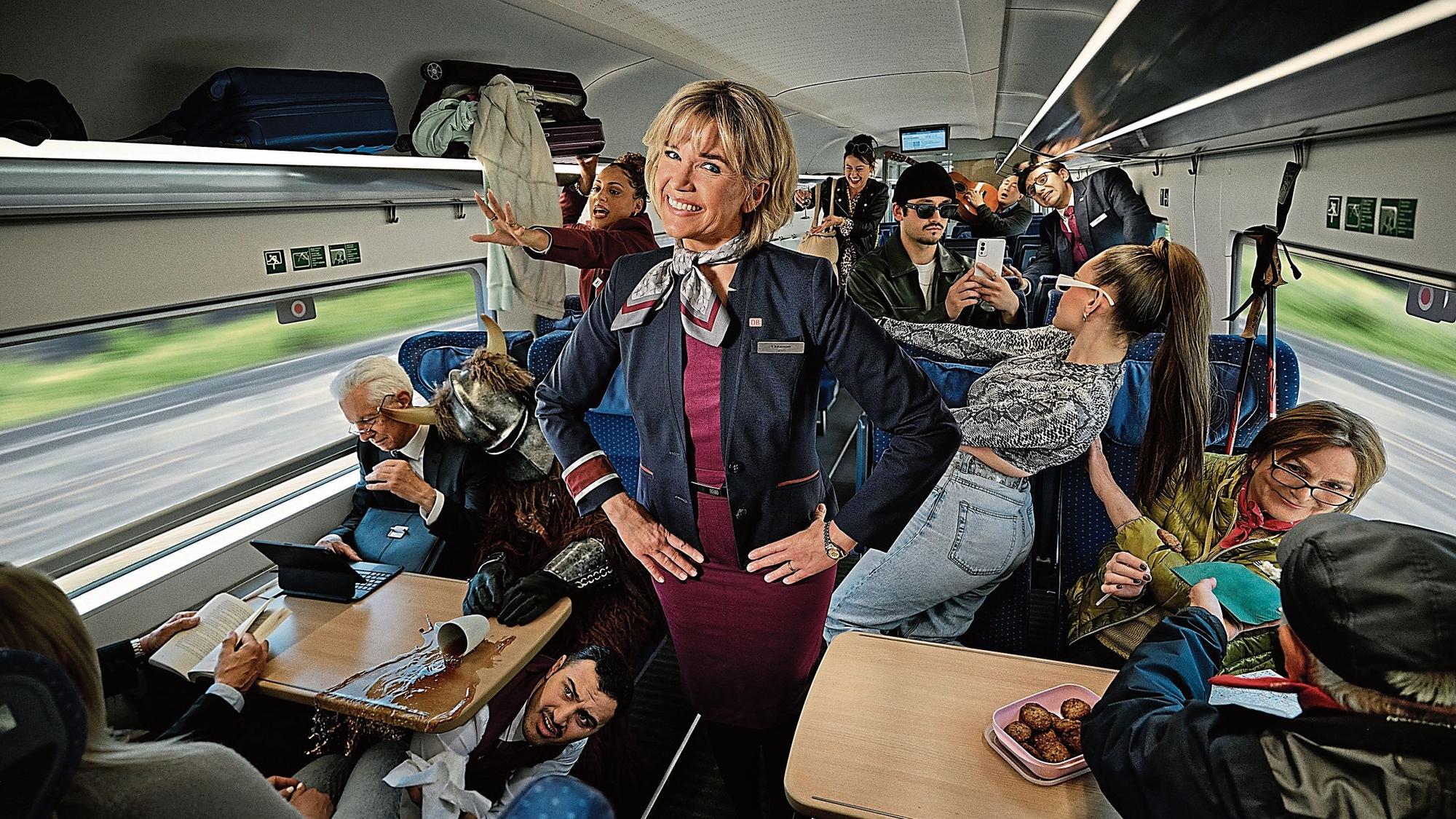 Bahnliebe ist, wenn man noch freundlich lächeln kann, obwohl mal wieder so einiges nicht planmäßig läuft bei der Deutschen Bahn: Zugchefin Tina Bovermann (Anke Engelke, Mitte) meistert in der Web-Image-Serie des Unternehmens „Boah, Bahn!“ mit Selbstironie und starken Nerven ihren Arbeitsalltag. Deutsche Bahn