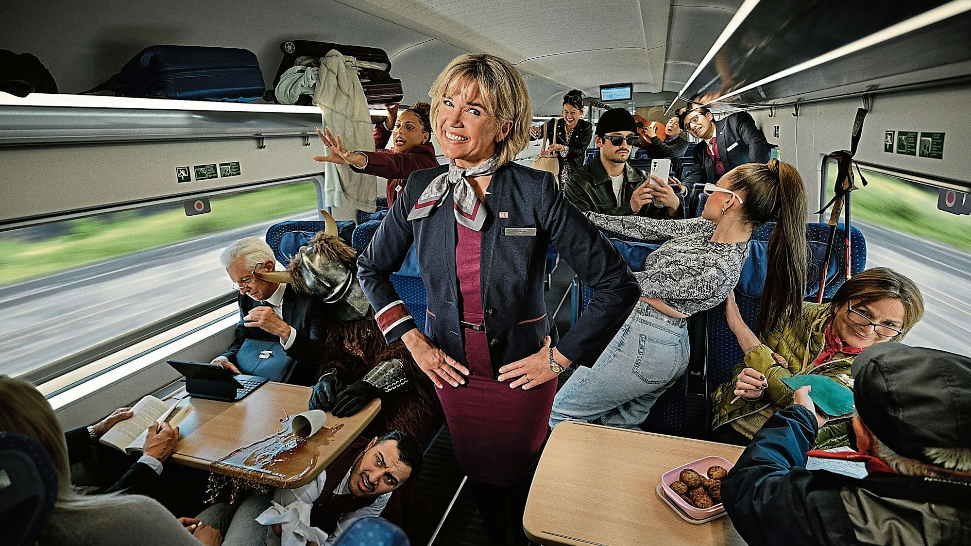 Bahnliebe ist, wenn man noch freundlich lächeln kann, obwohl mal wieder so einiges nicht planmäßig läuft bei der Deutschen Bahn: Zugchefin Tina Bovermann (Anke Engelke, Mitte) meistert in der Web-Image-Serie des Unternehmens „Boah, Bahn!“ mit Selbstironie und starken Nerven ihren Arbeitsalltag. Deutsche Bahn