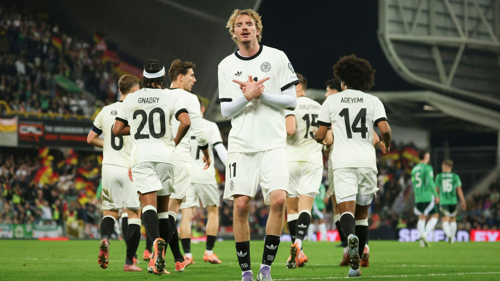 Nick Woltemade feiert seinen Treffer gegen Nordirland.